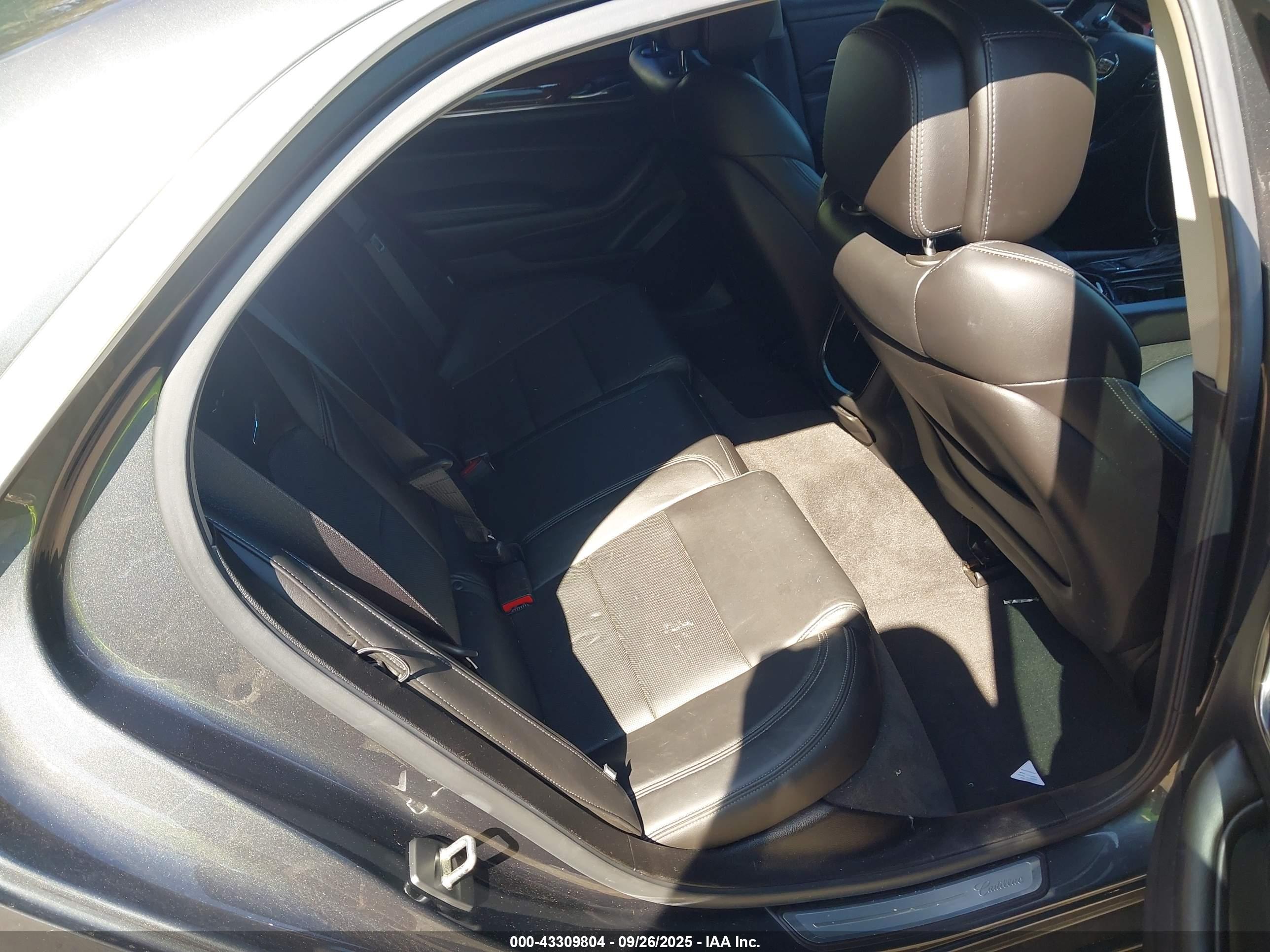 CADILLAC CTS image 8