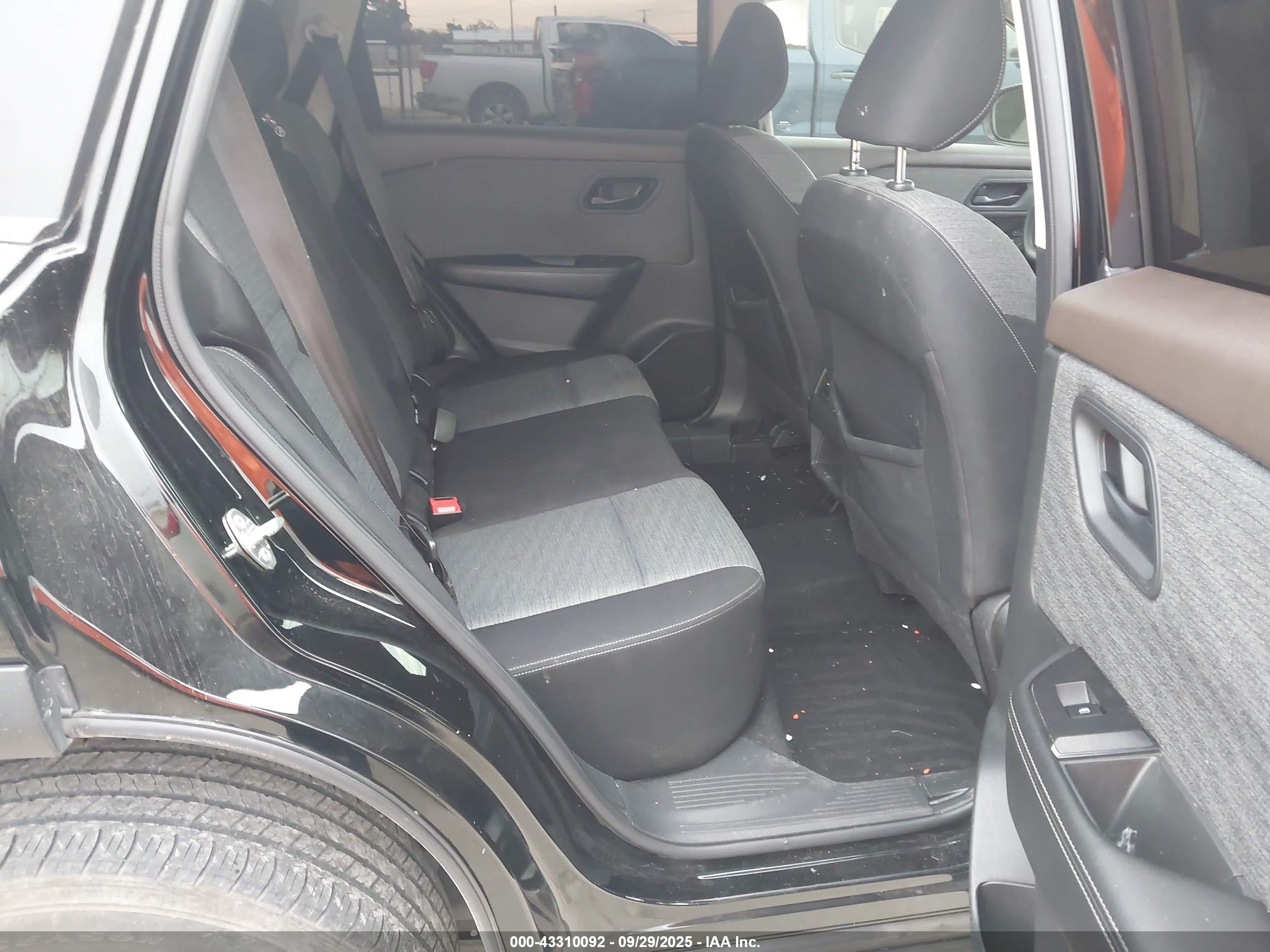 NISSAN ROGUE image 8