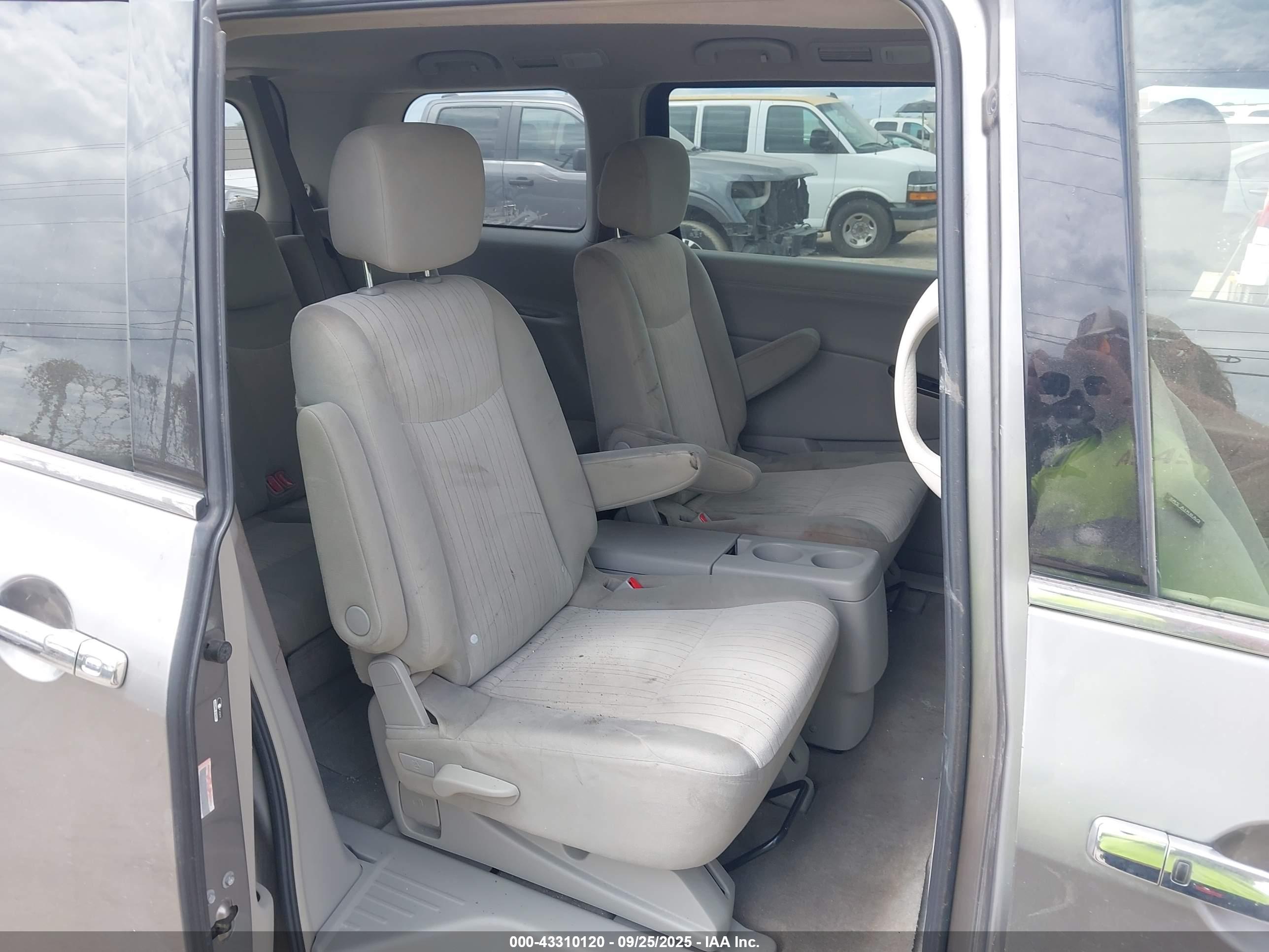 NISSAN QUEST image 8