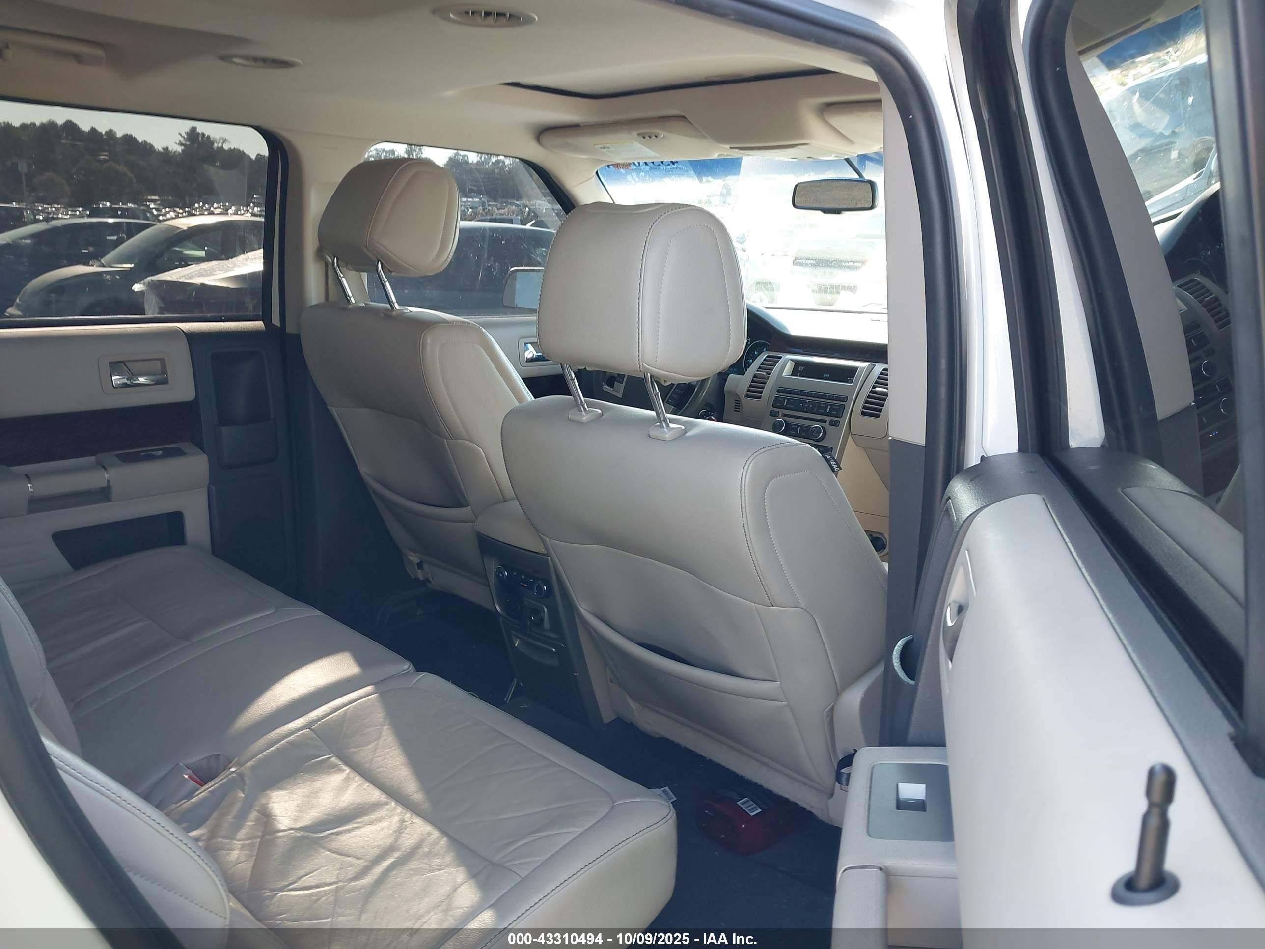 FORD FLEX image 8