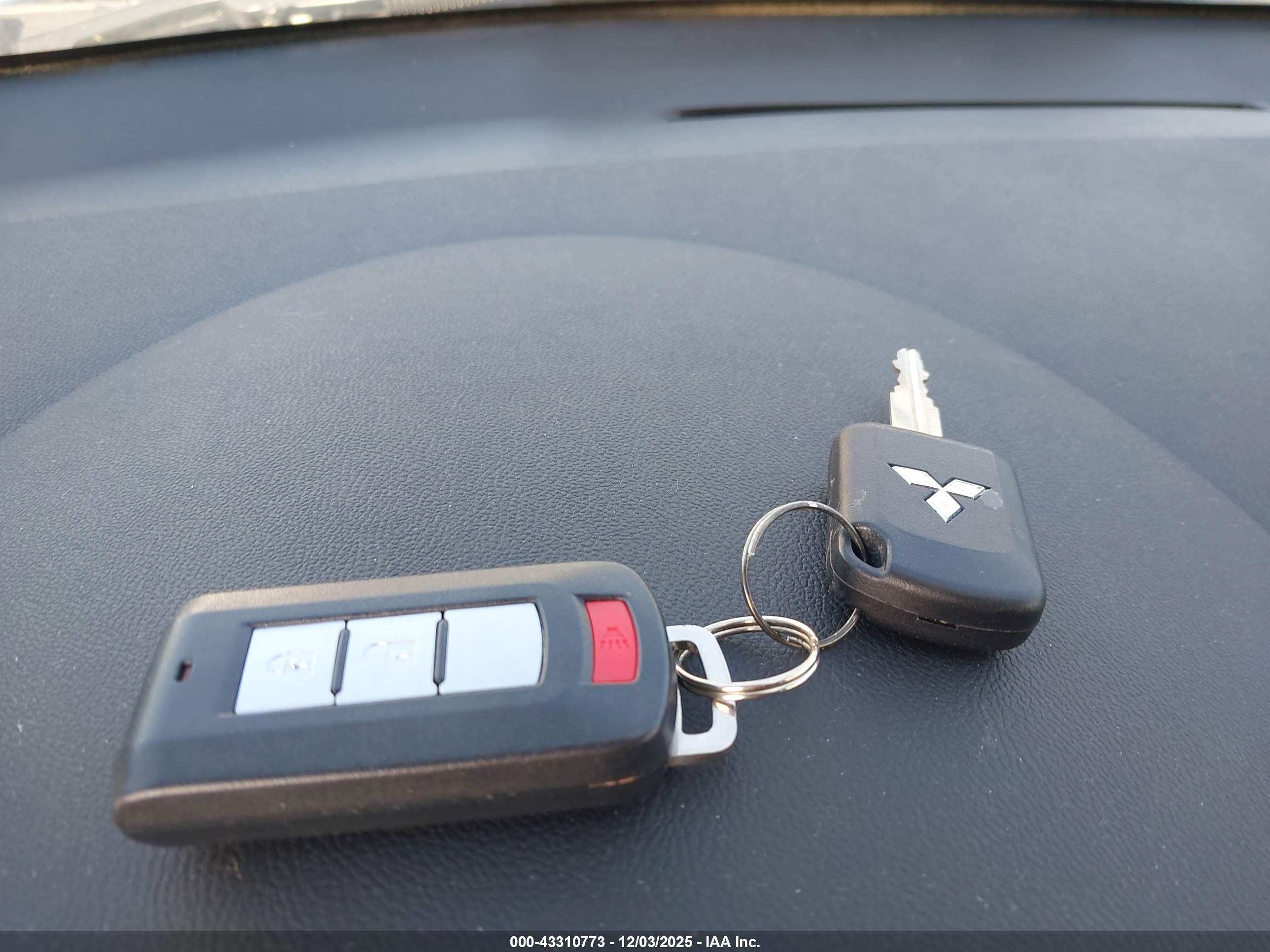 MITSUBISHI OUTLANDER image 11