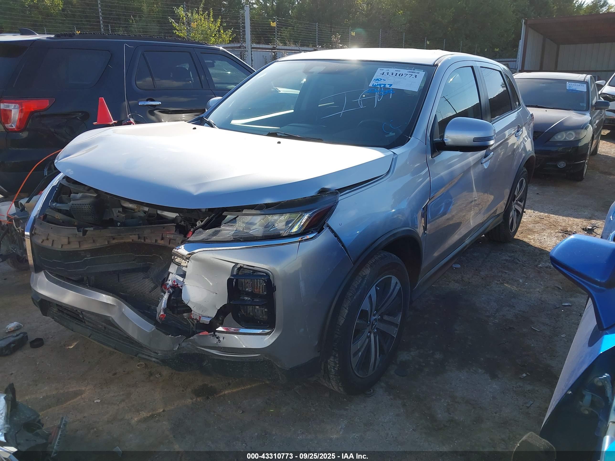 MITSUBISHI OUTLANDER image 2