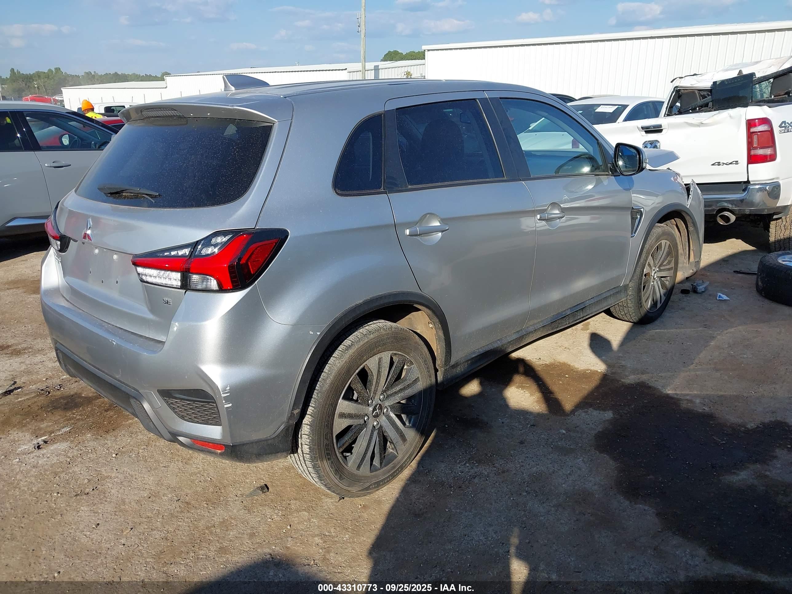 MITSUBISHI OUTLANDER image 4