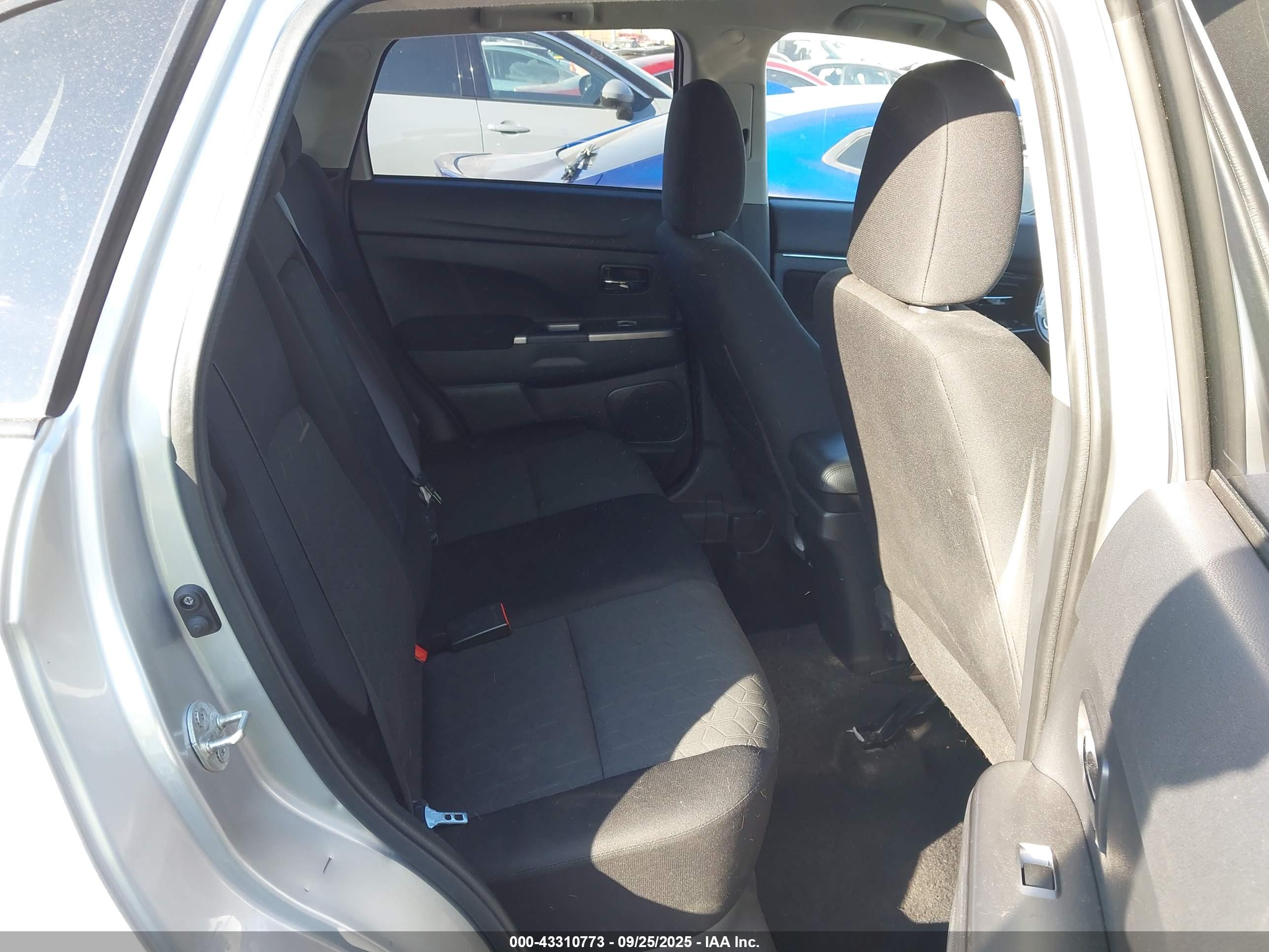 MITSUBISHI OUTLANDER image 8