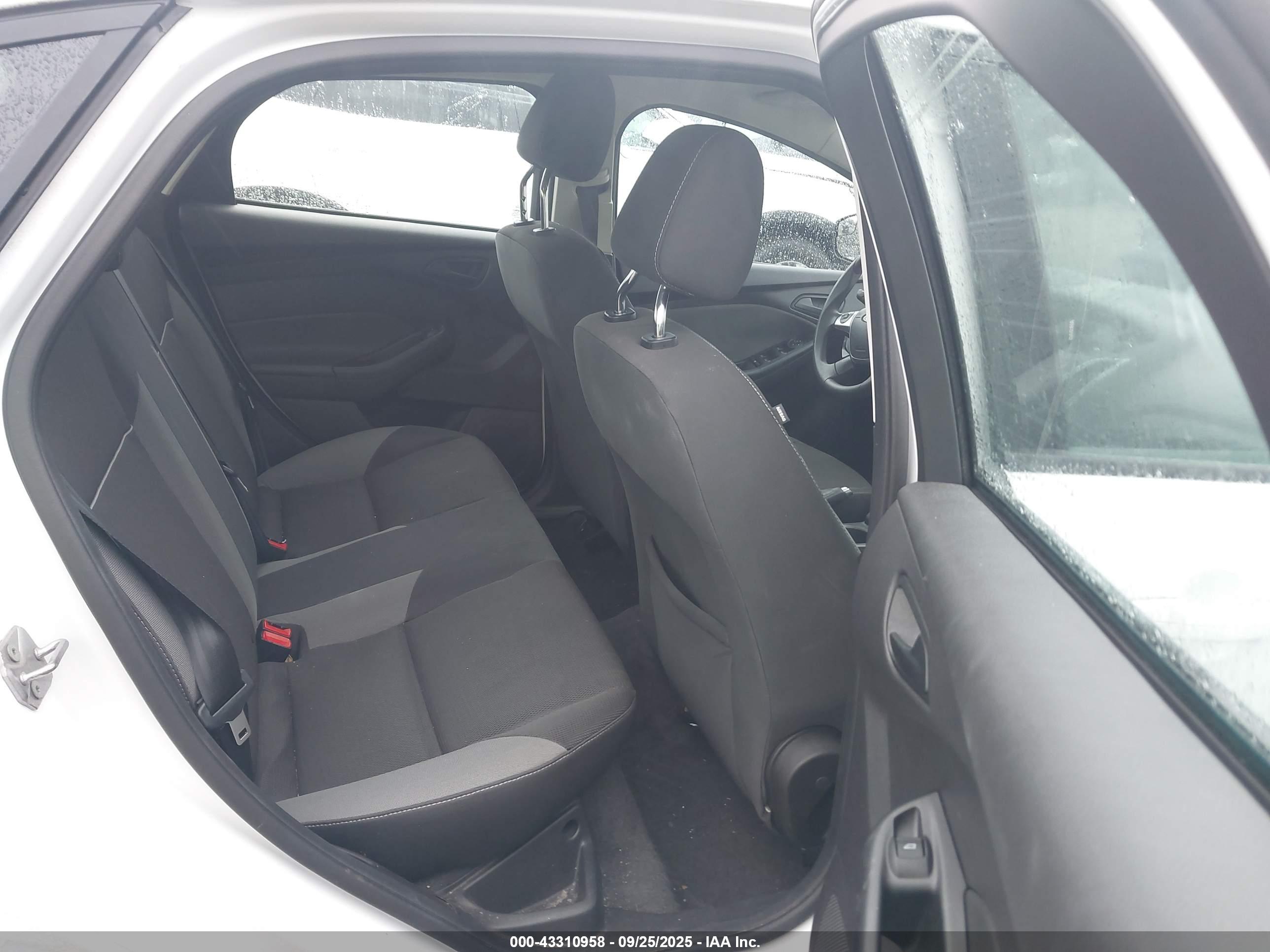FORD FOCUS image 8