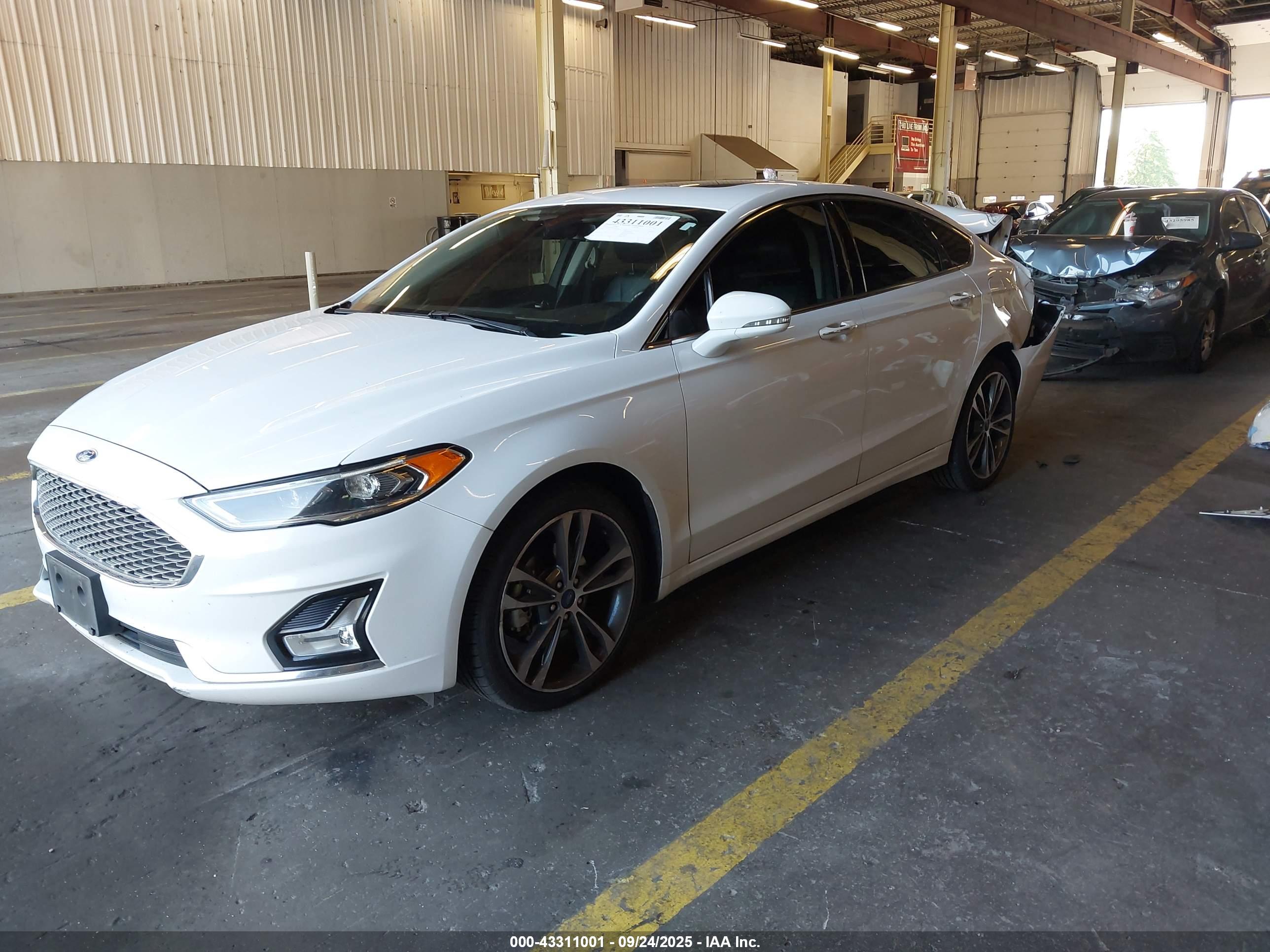 FORD FUSION image 2