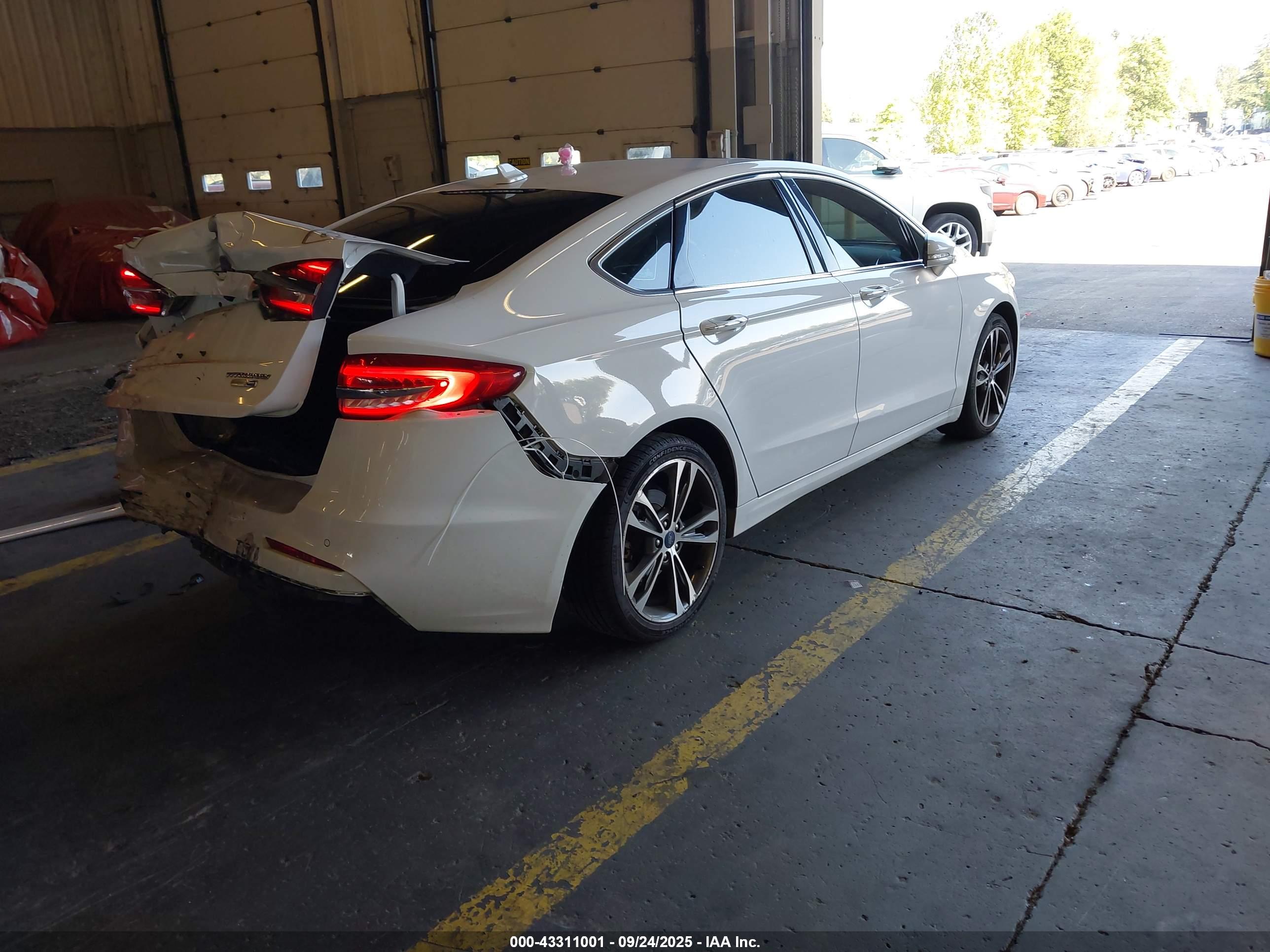 FORD FUSION image 4