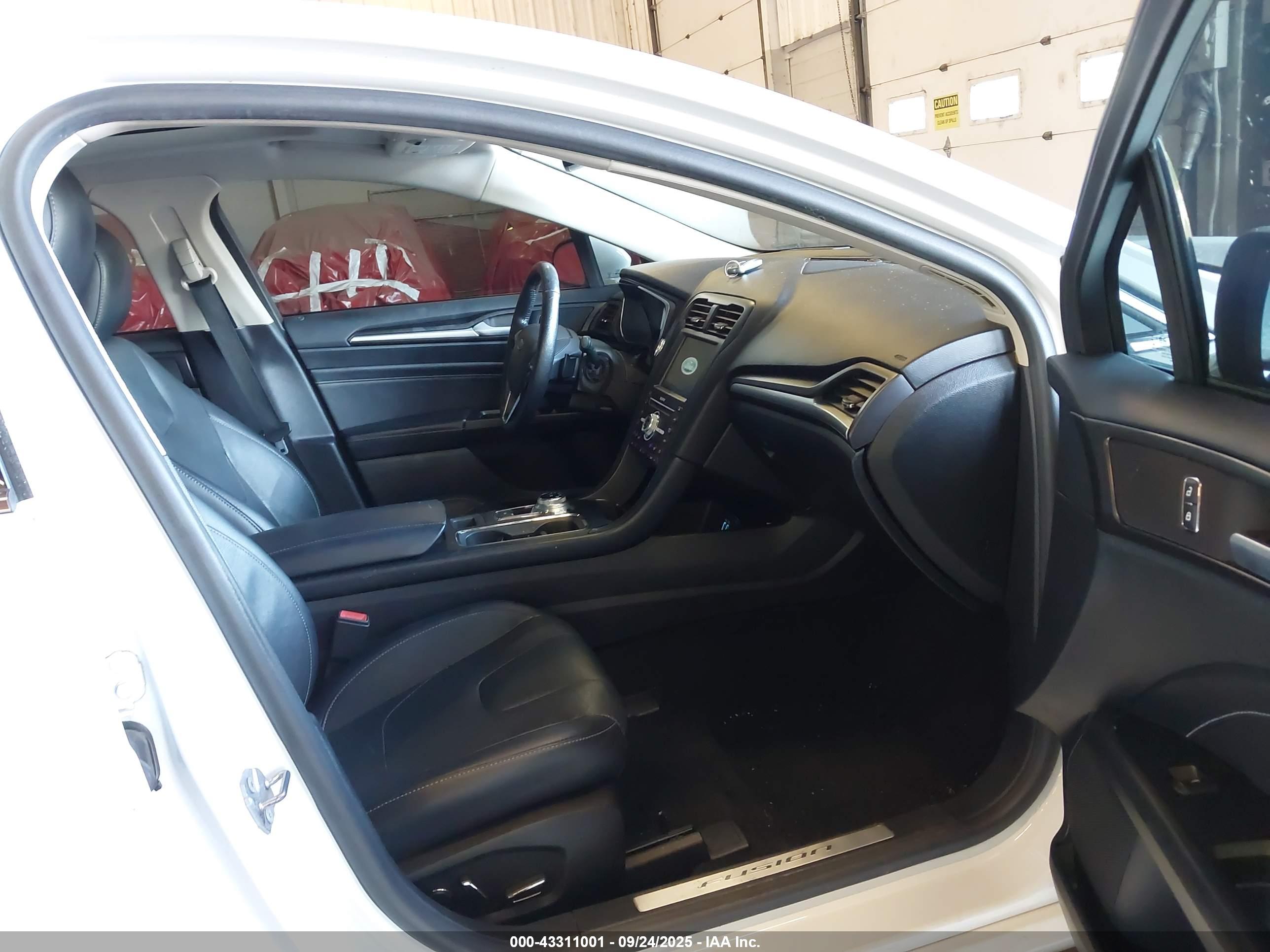 FORD FUSION image 5