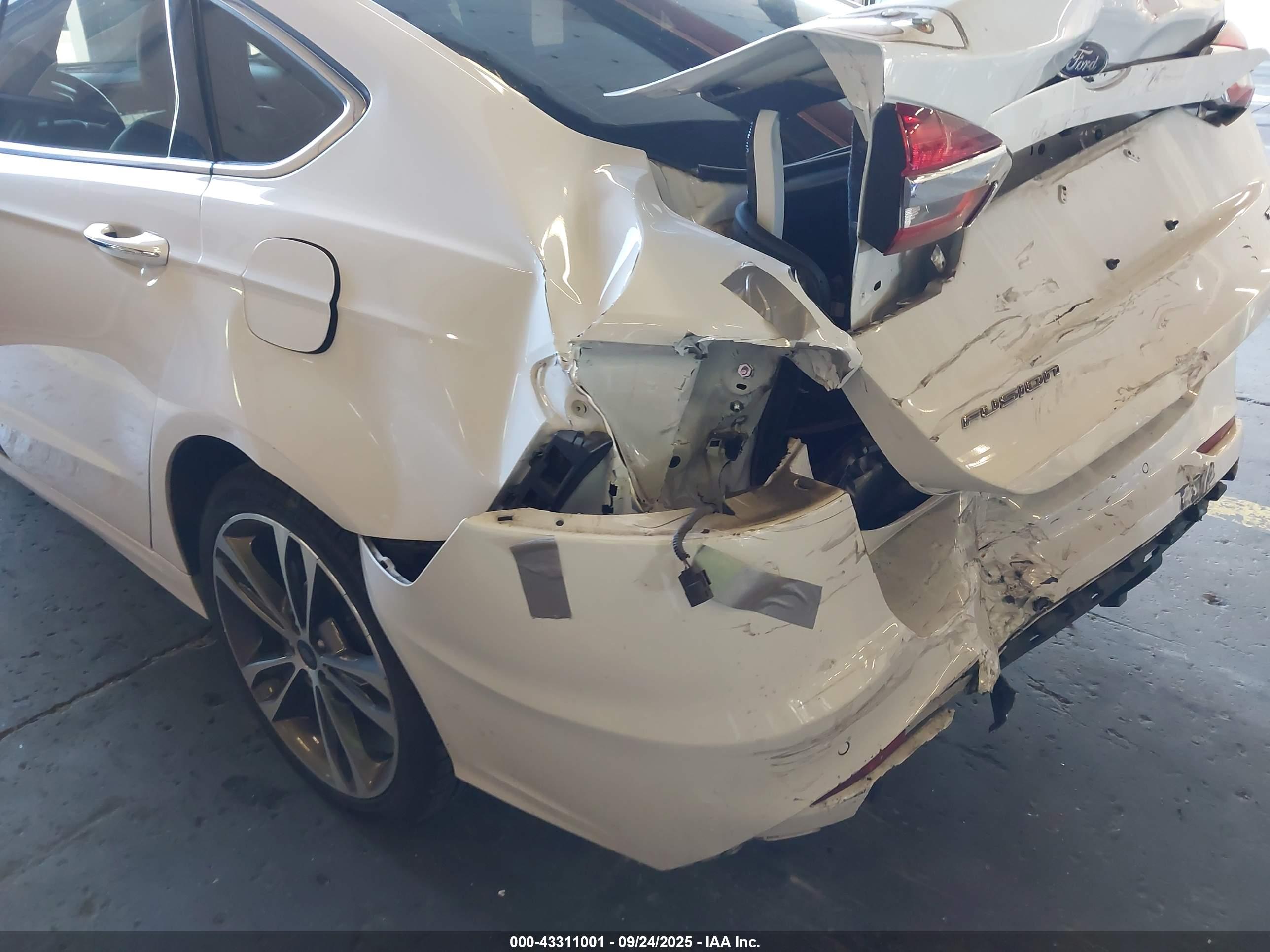 FORD FUSION image 6