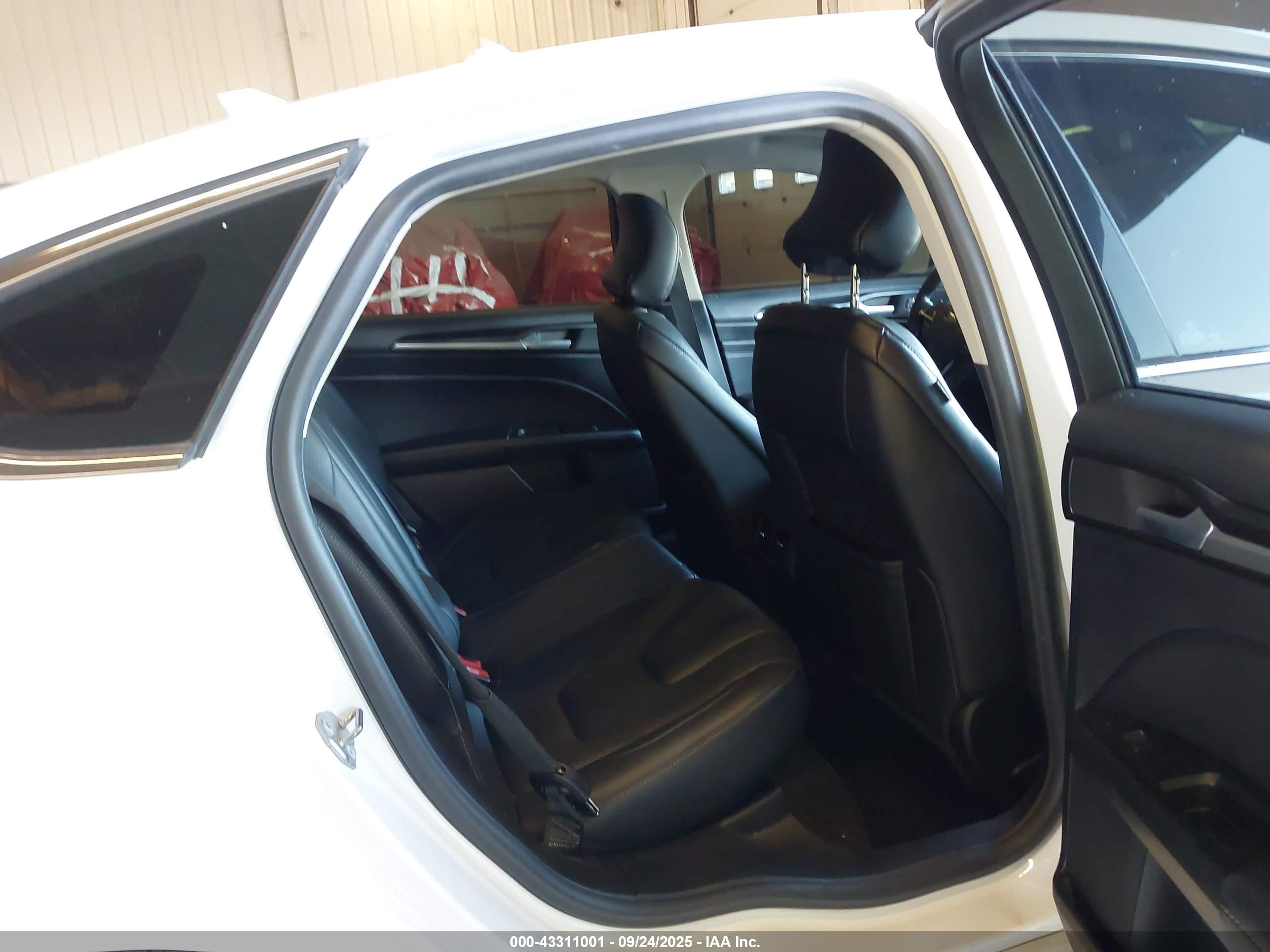 FORD FUSION image 8