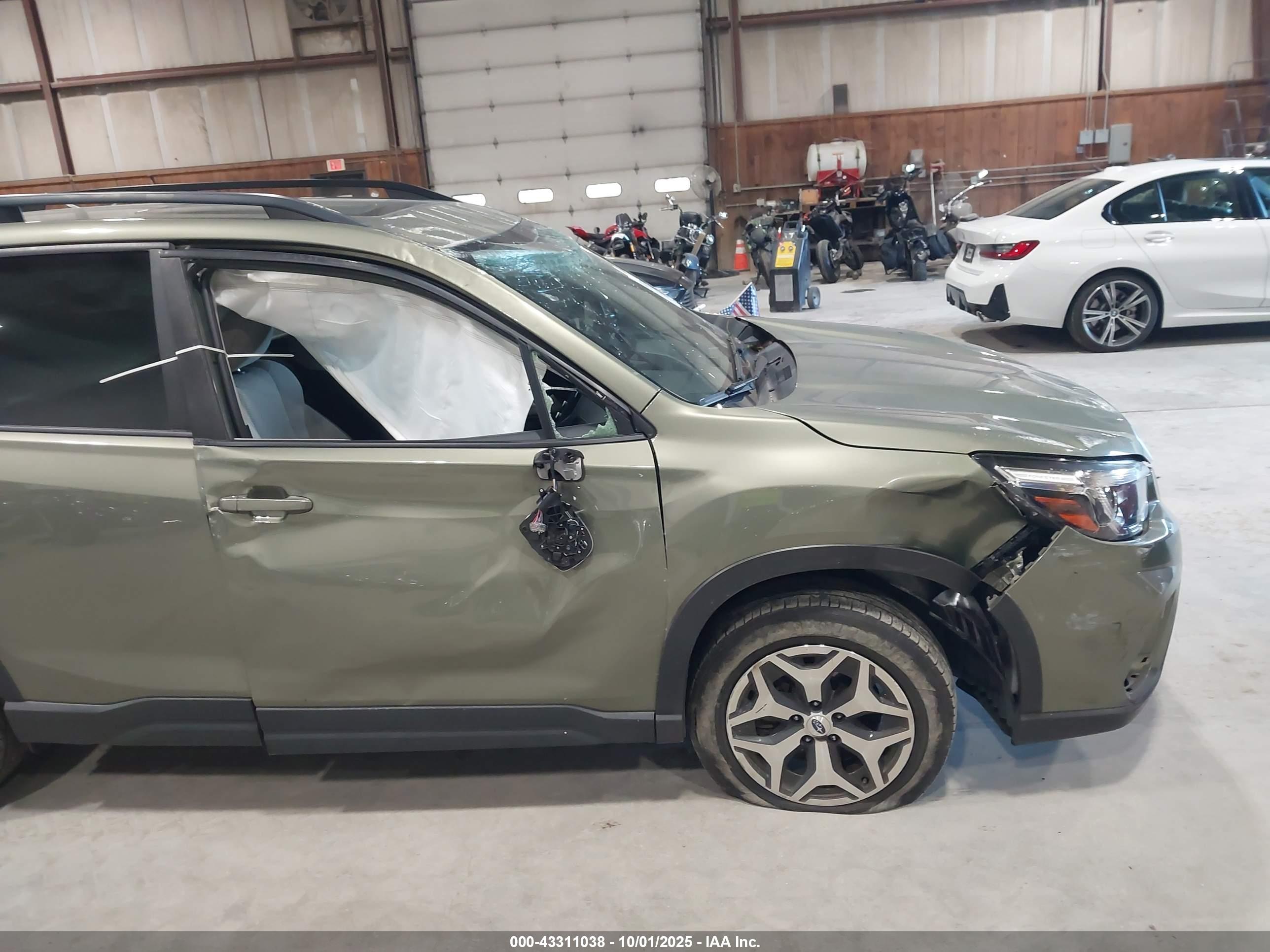 SUBARU FORESTER image 6