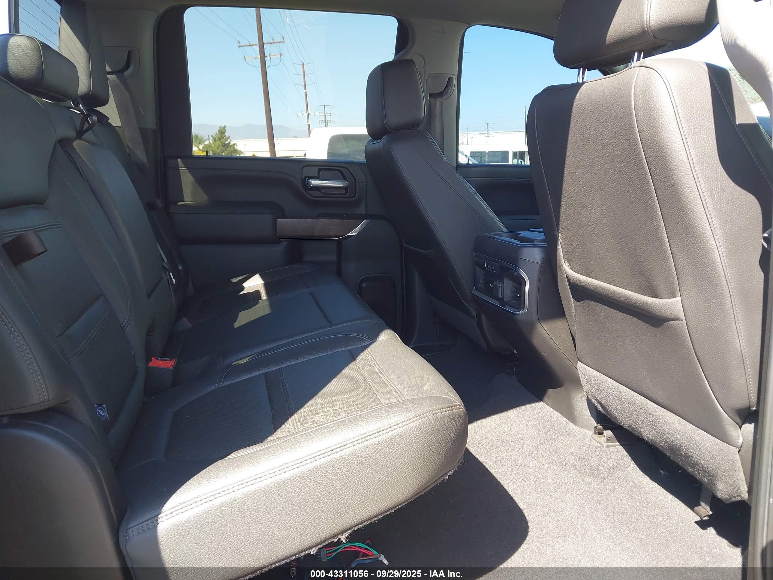 GMC SIERRA image 8