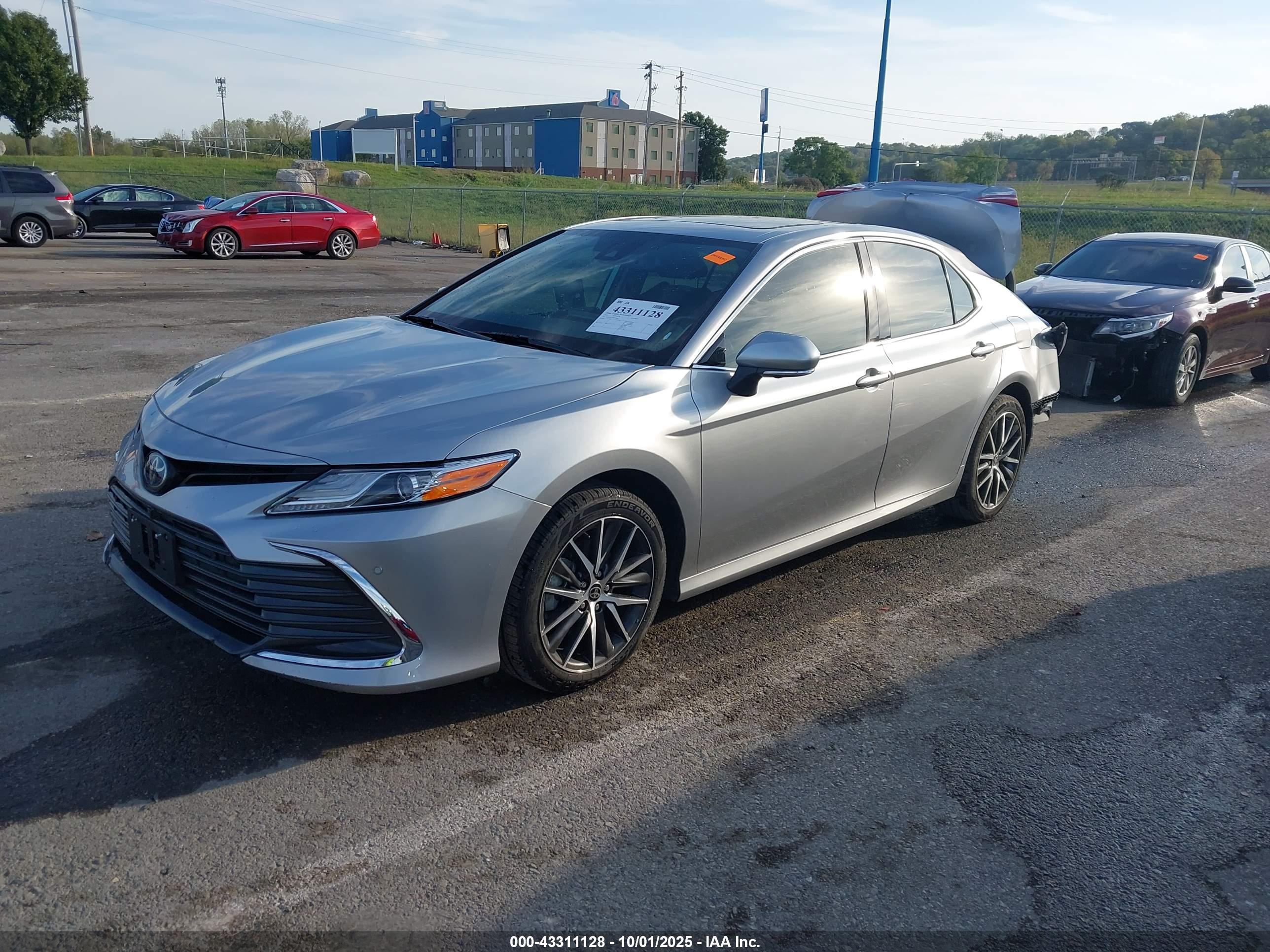 TOYOTA CAMRY image 2