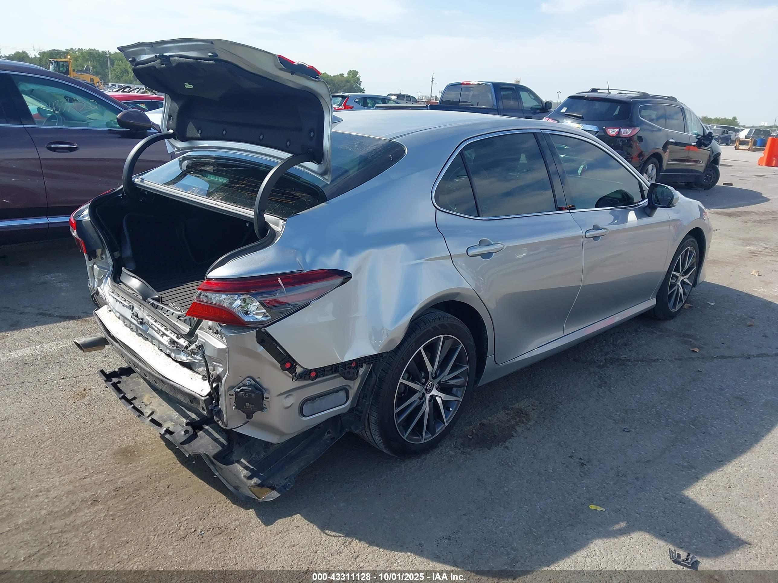 TOYOTA CAMRY image 4