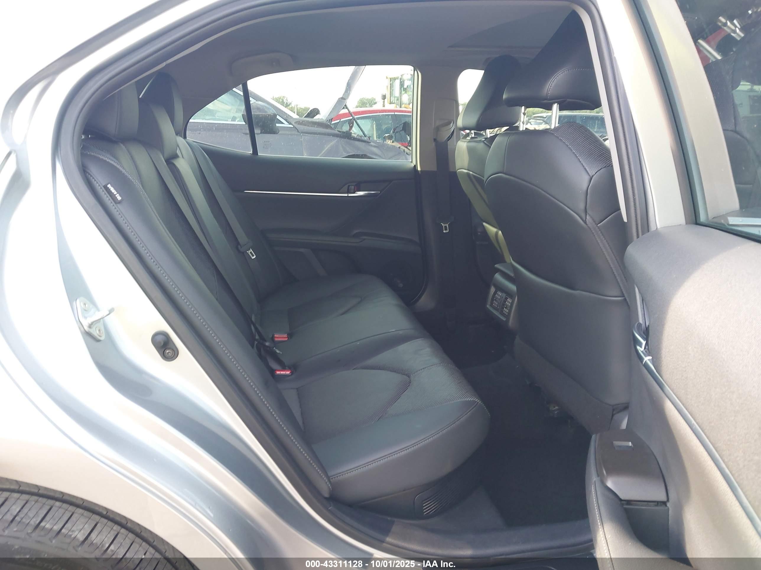 TOYOTA CAMRY image 8