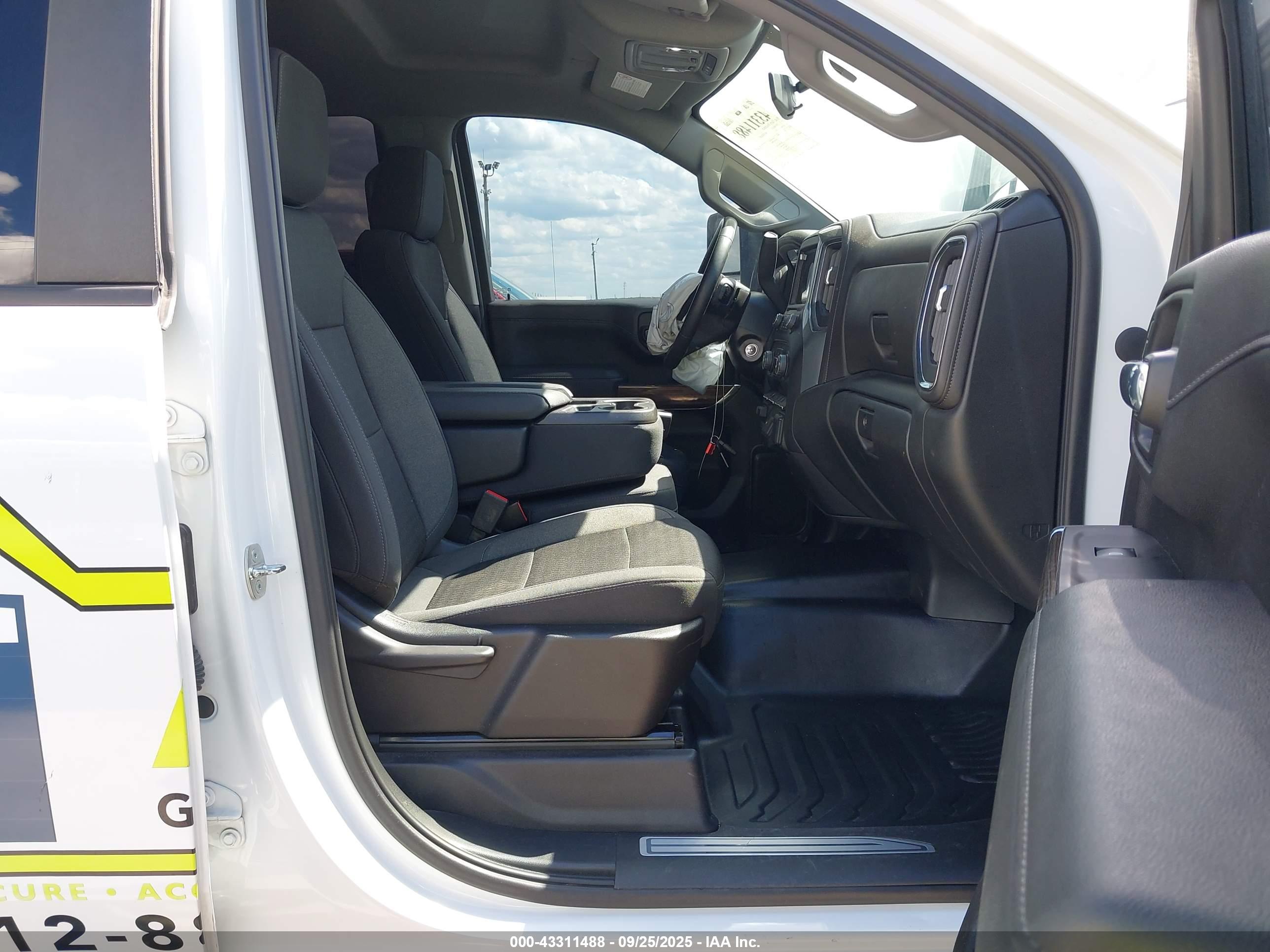 CHEVROLET SILVERADO image 5