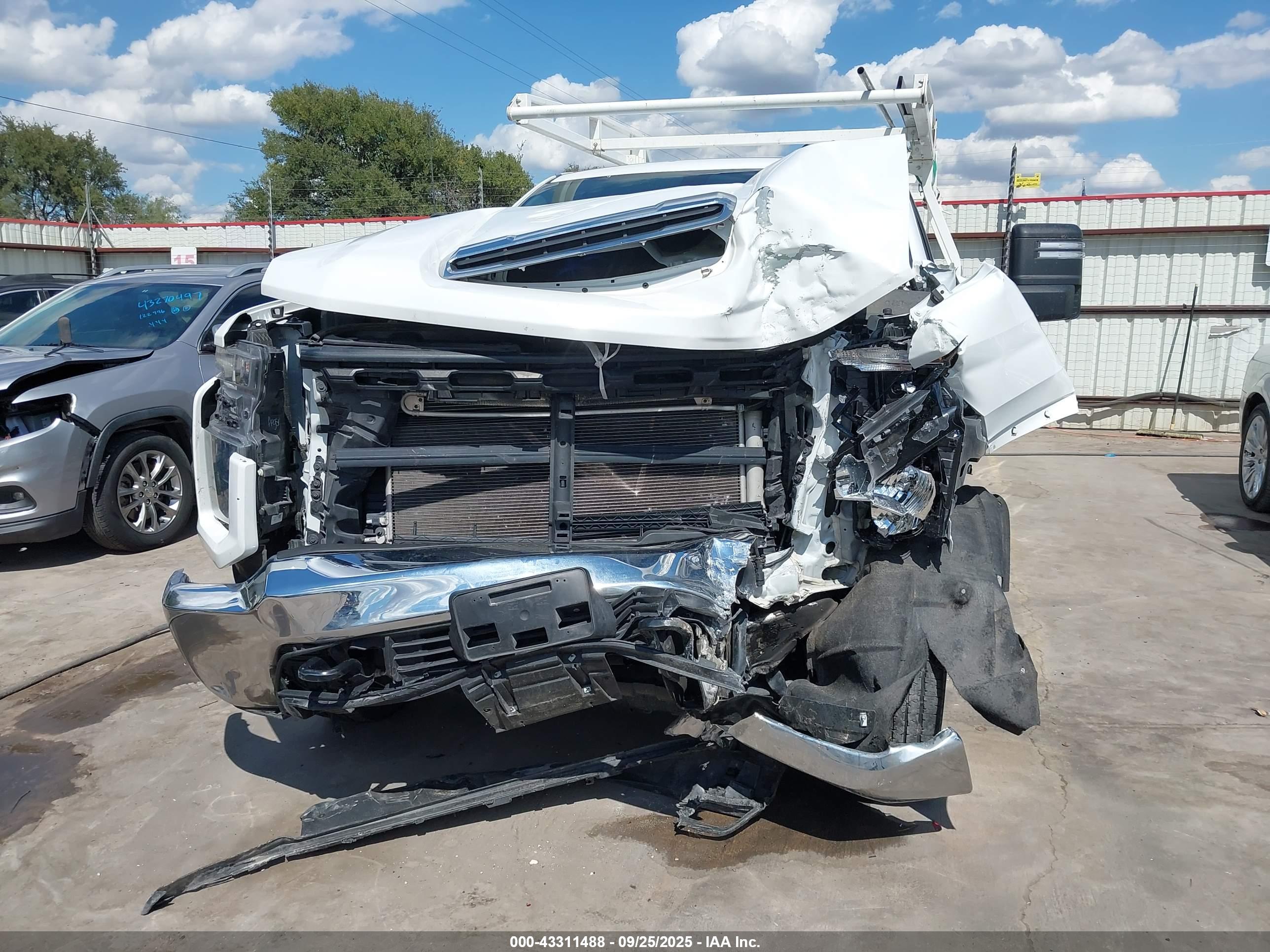 CHEVROLET SILVERADO image 6
