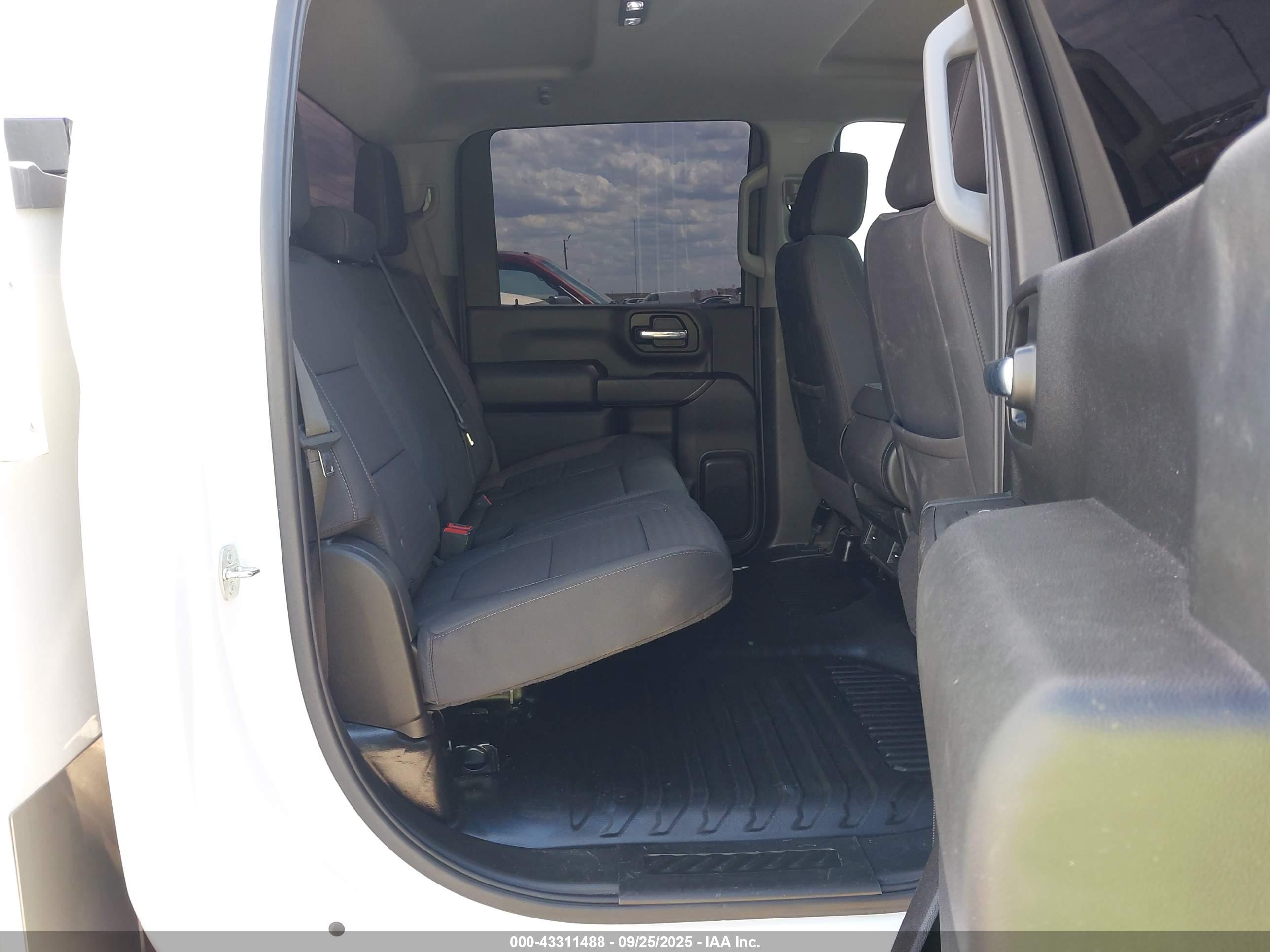 CHEVROLET SILVERADO image 8