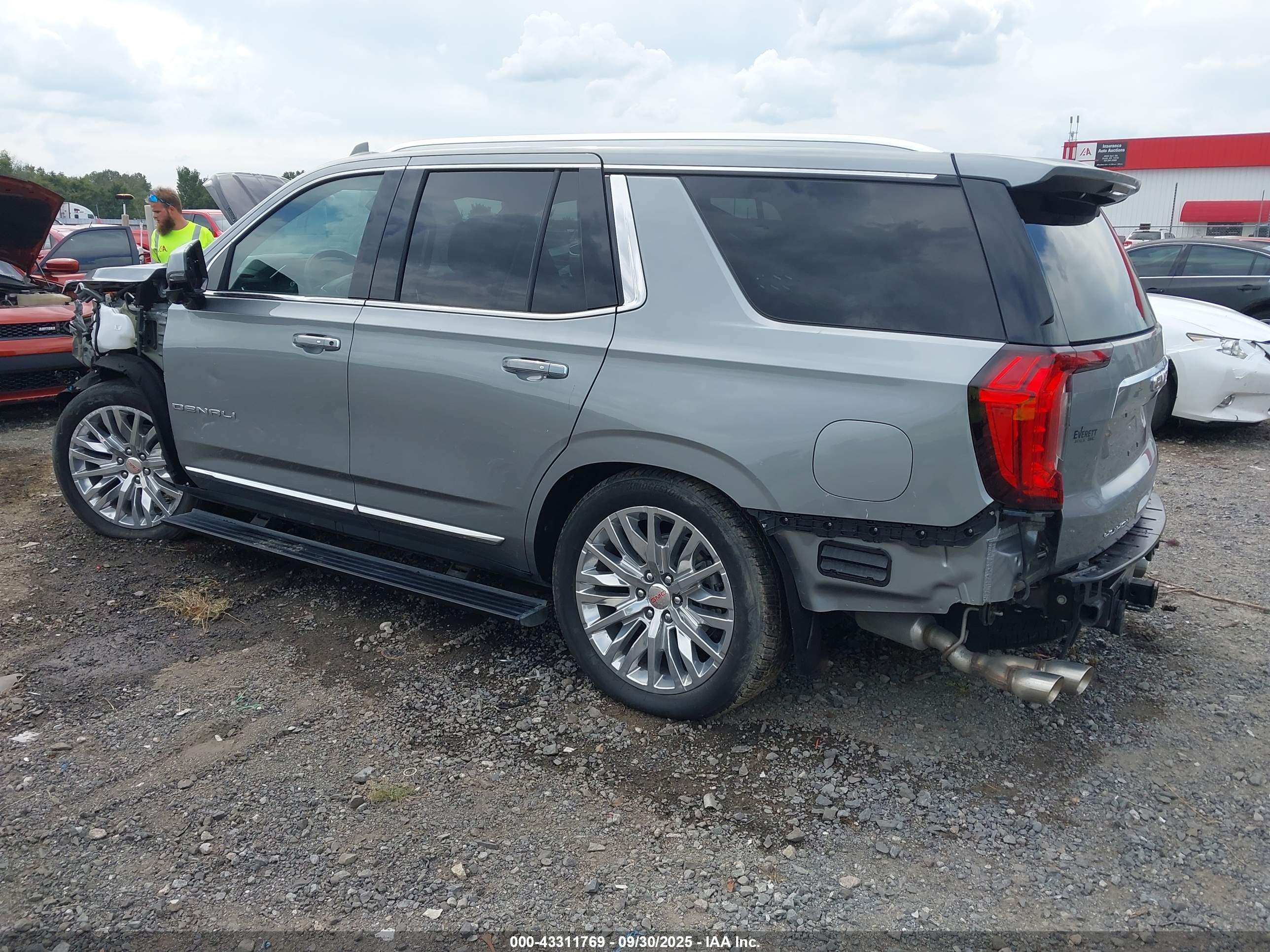 GMC YUKON image 3