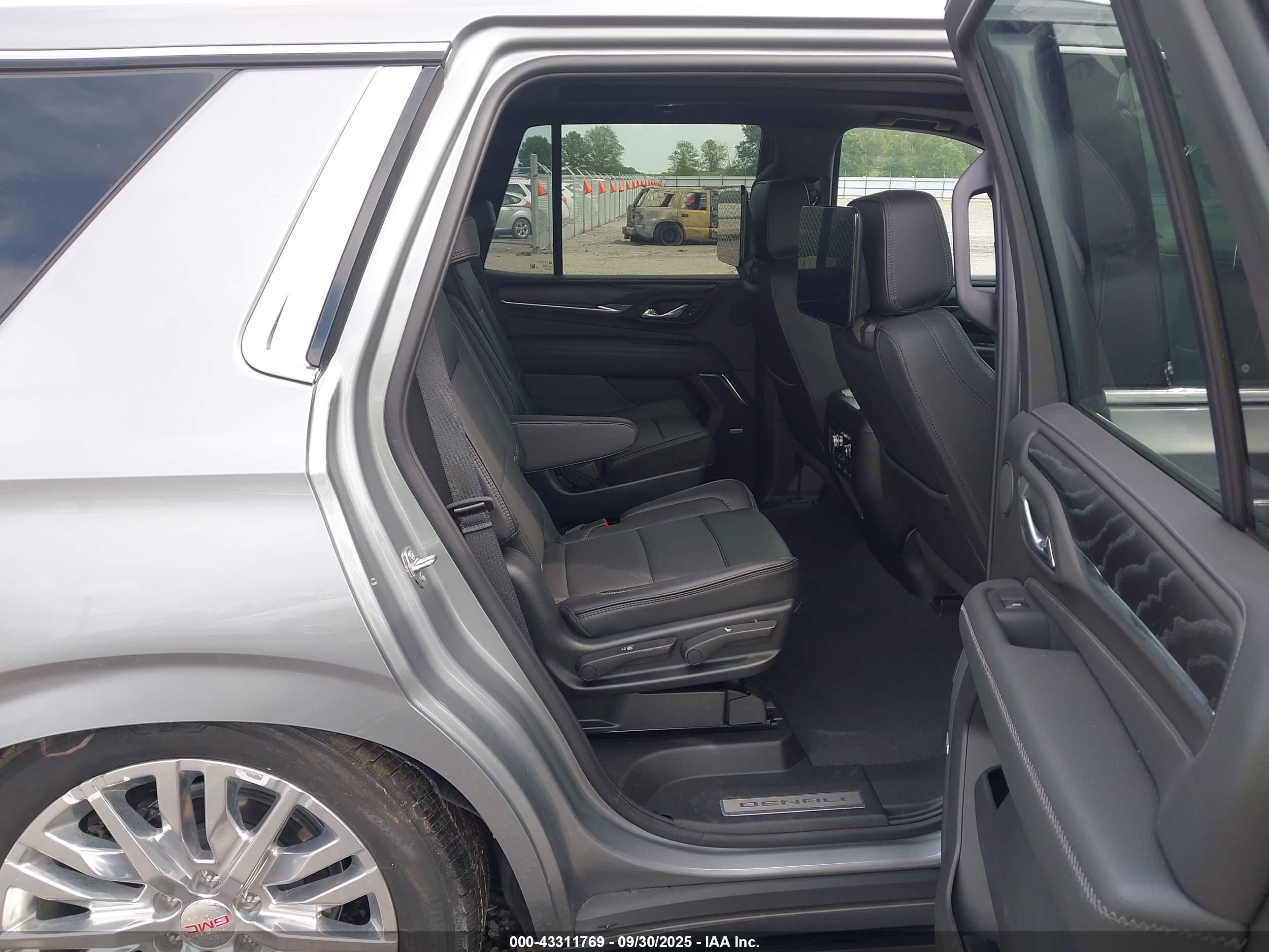 GMC YUKON image 8