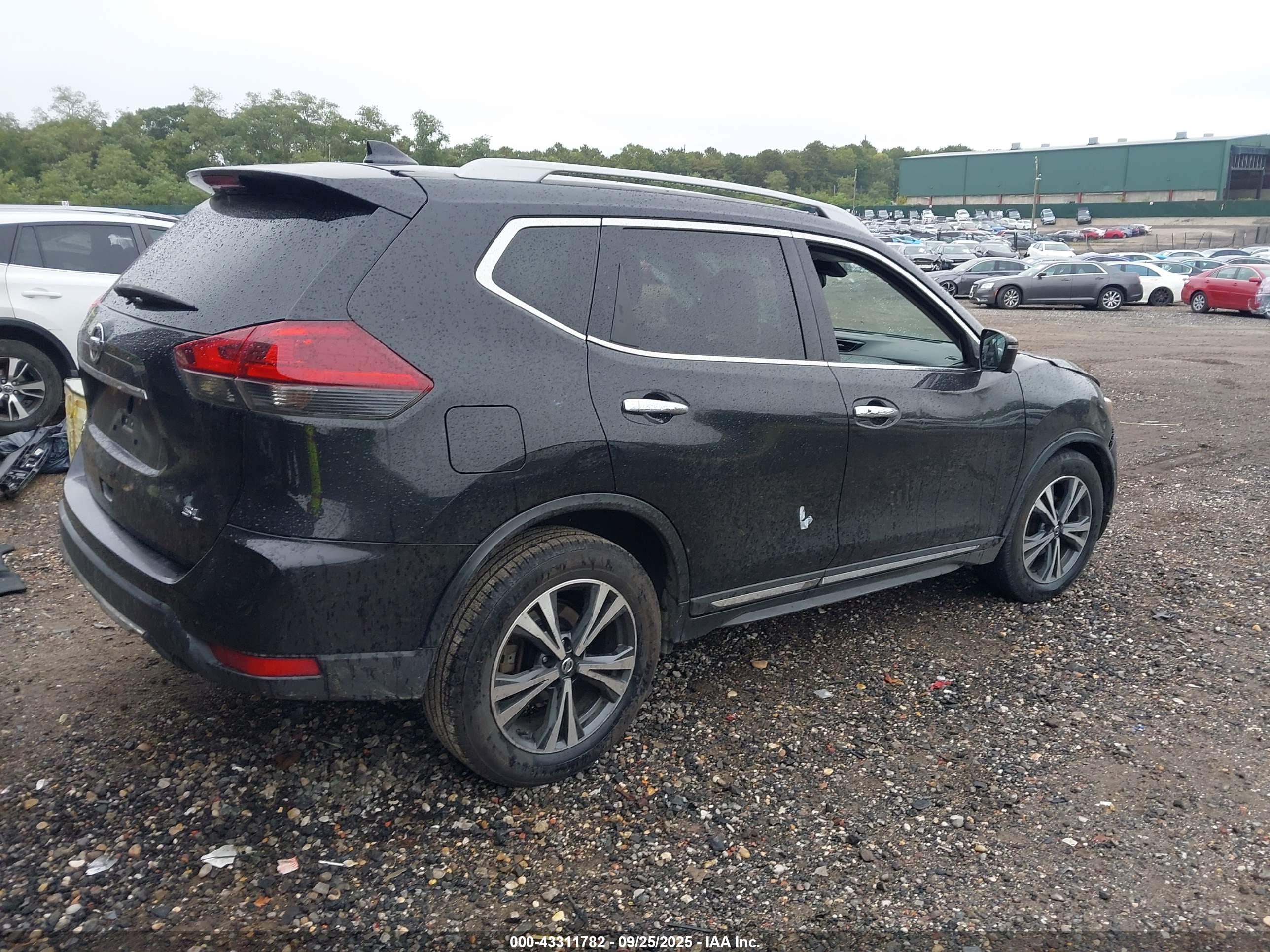 NISSAN ROGUE image 4