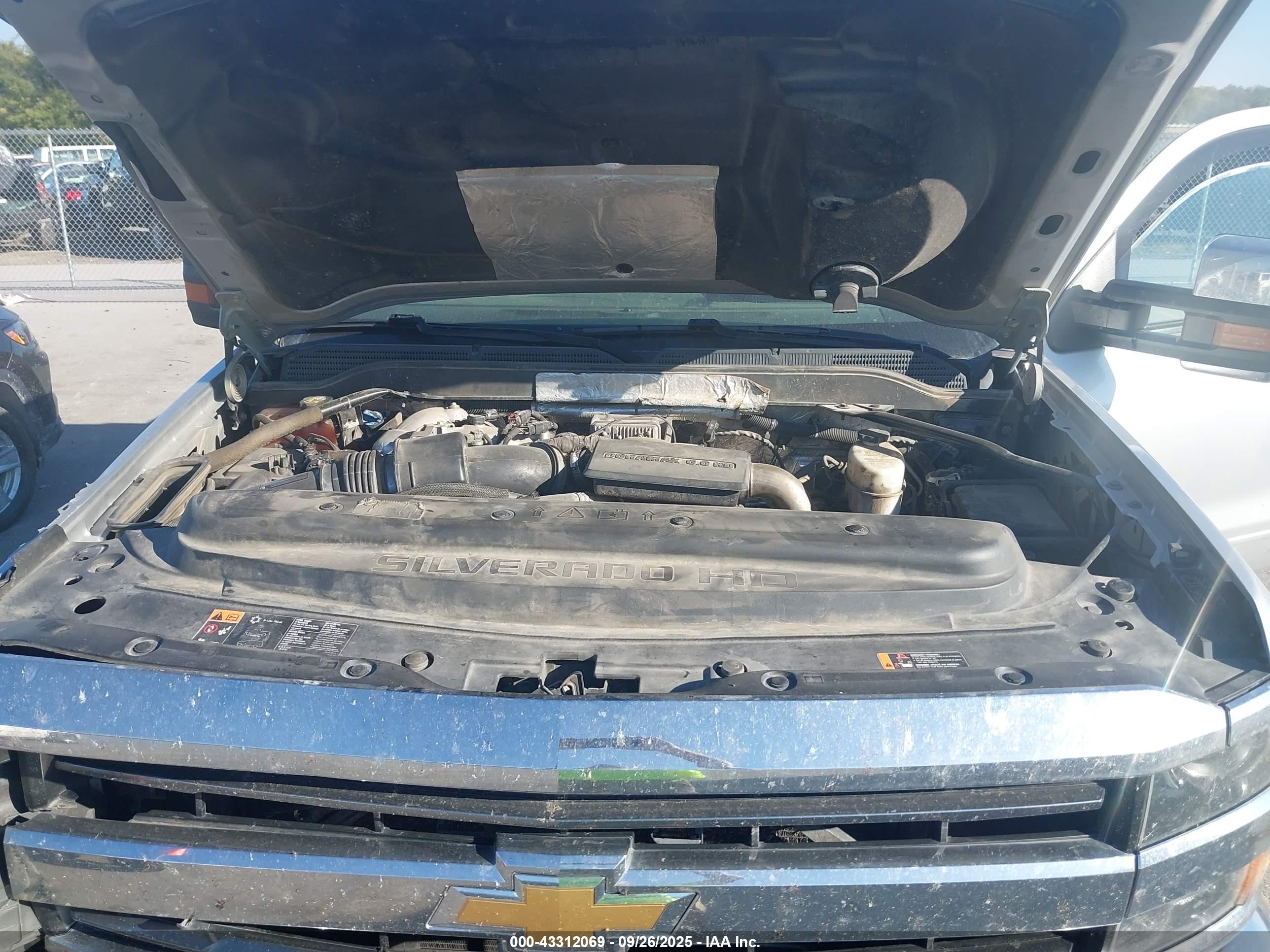 CHEVROLET SILVERADO image 10