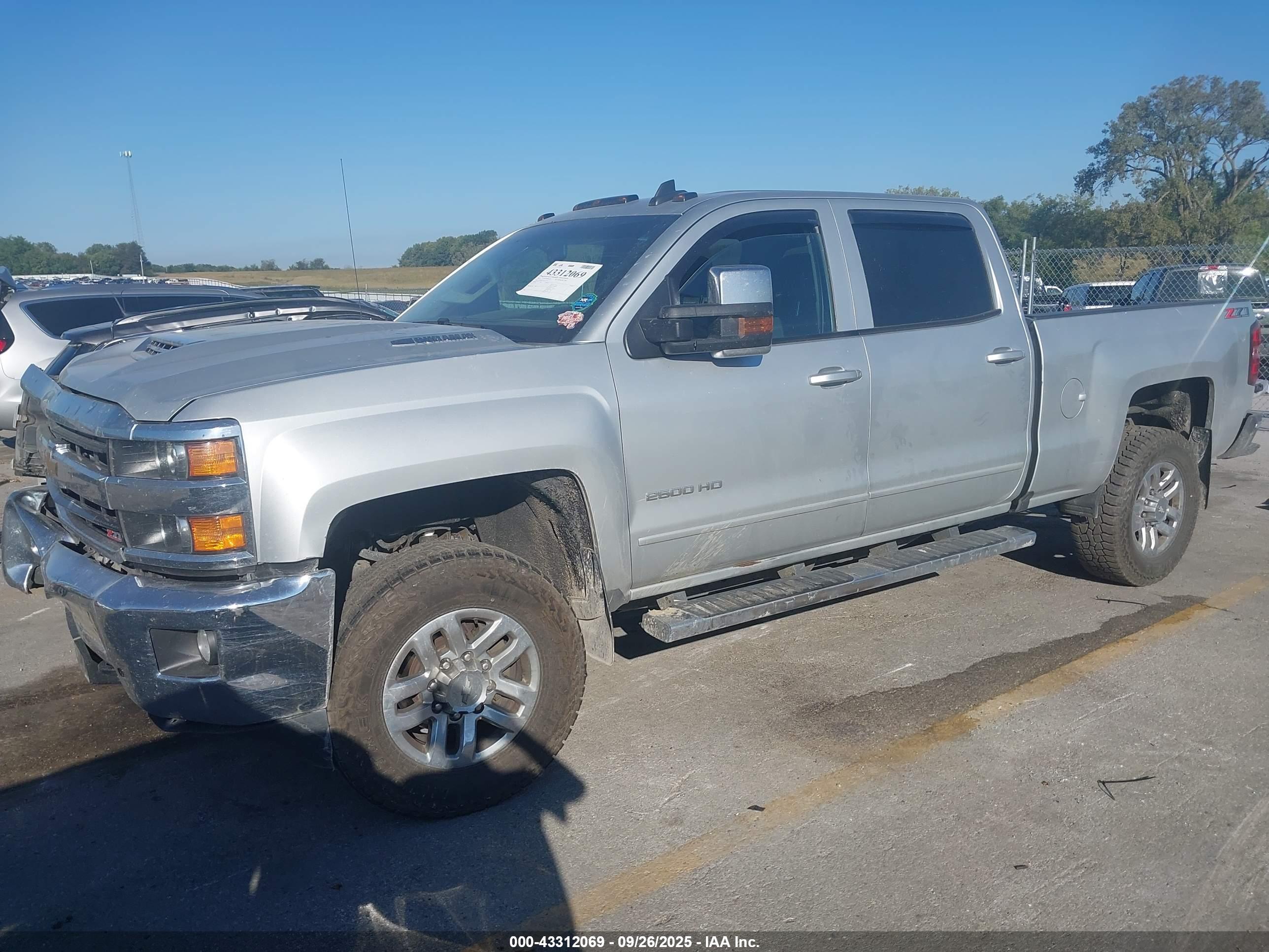 CHEVROLET SILVERADO image 2
