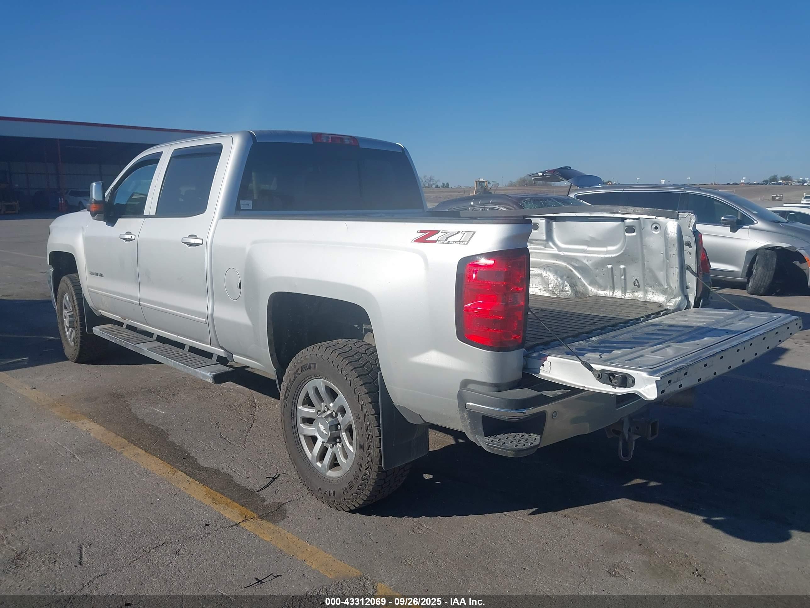 CHEVROLET SILVERADO image 3