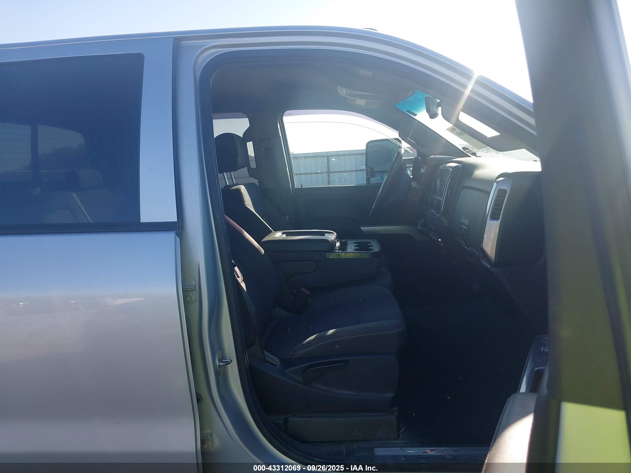 CHEVROLET SILVERADO image 5