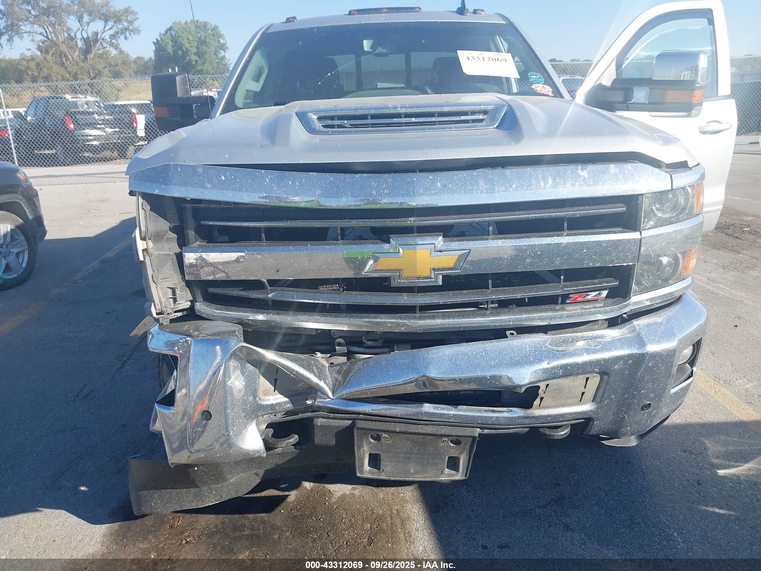 CHEVROLET SILVERADO image 6