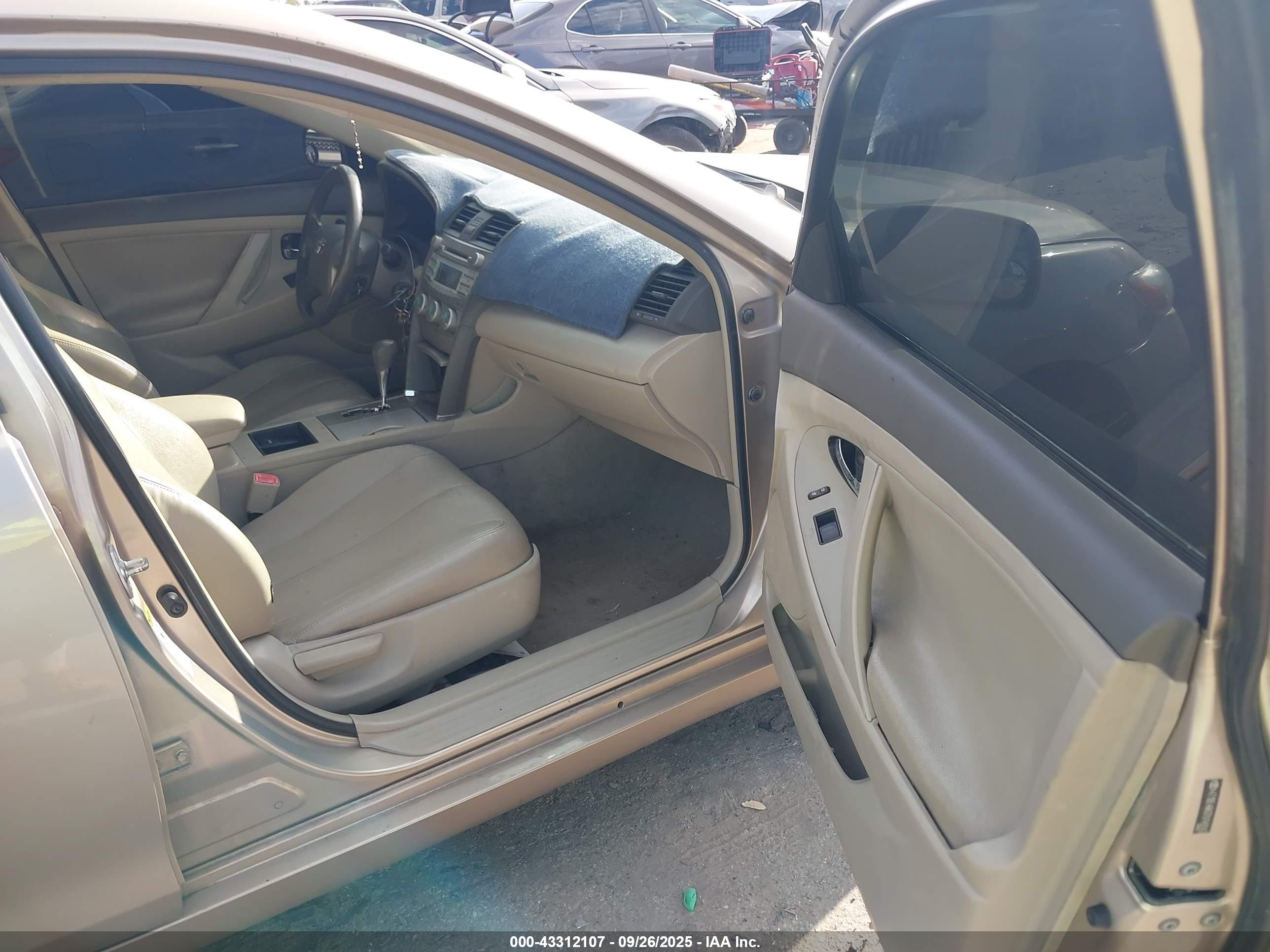 TOYOTA CAMRY image 5