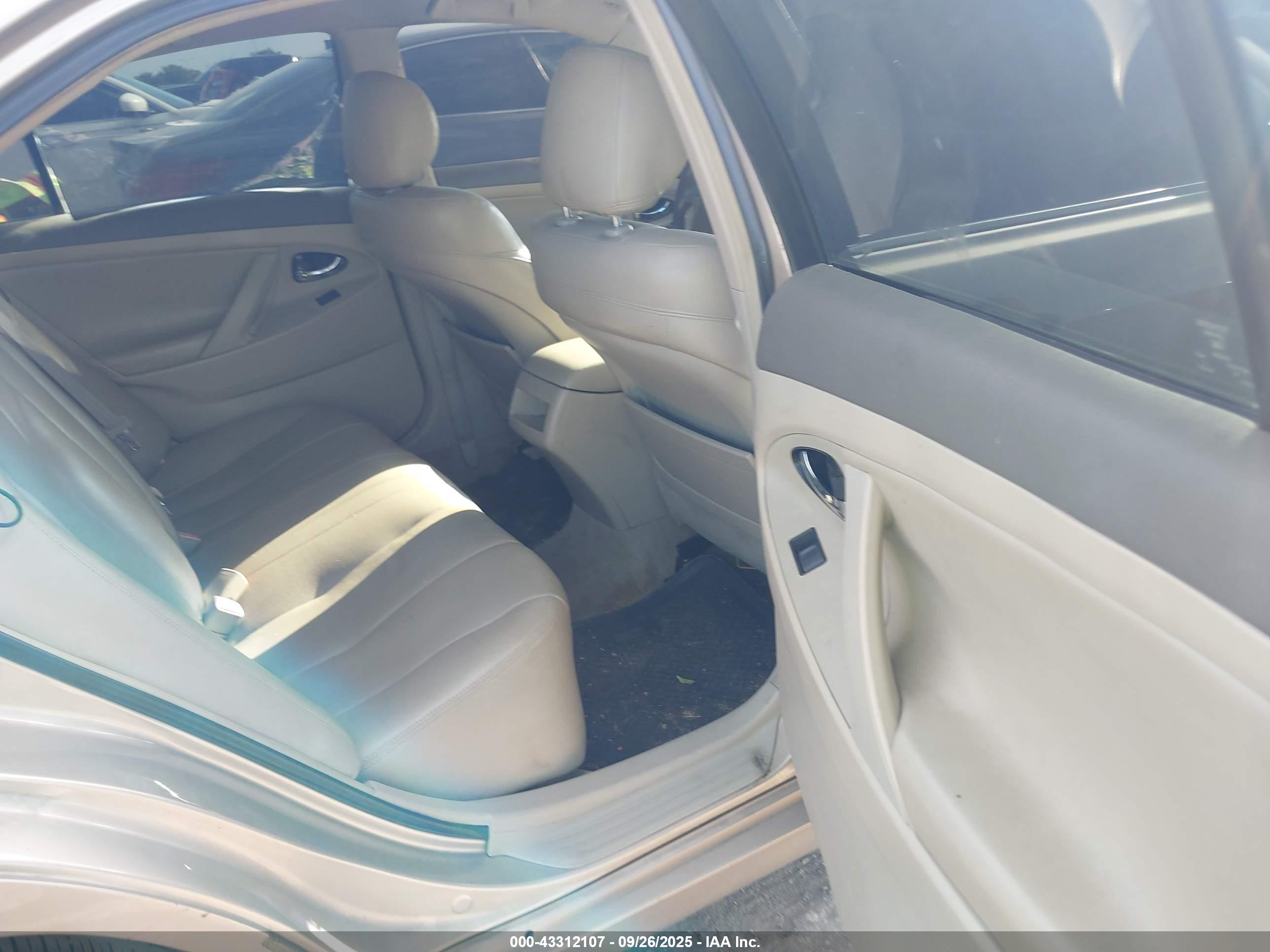 TOYOTA CAMRY image 8