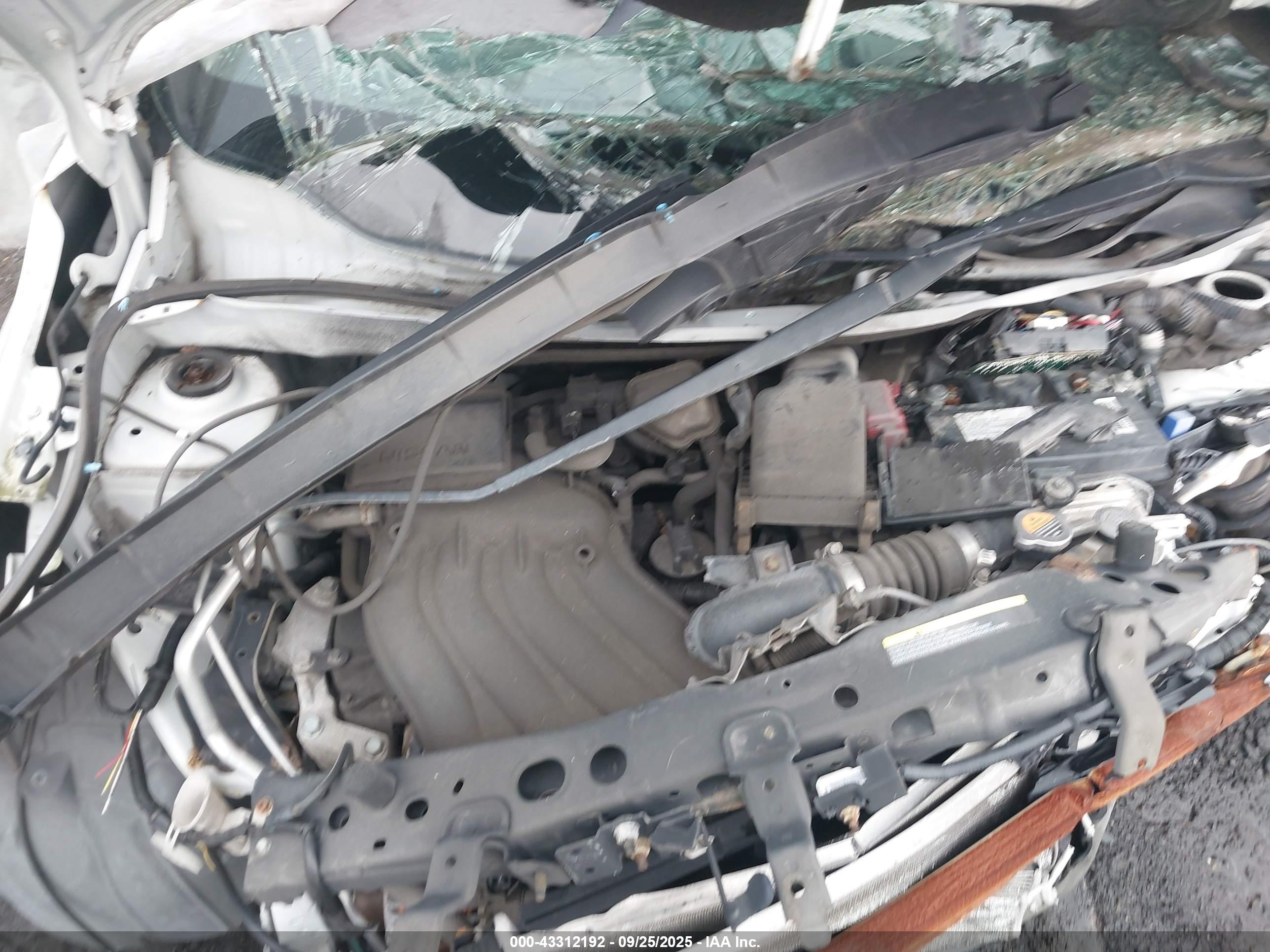 NISSAN VERSA image 10