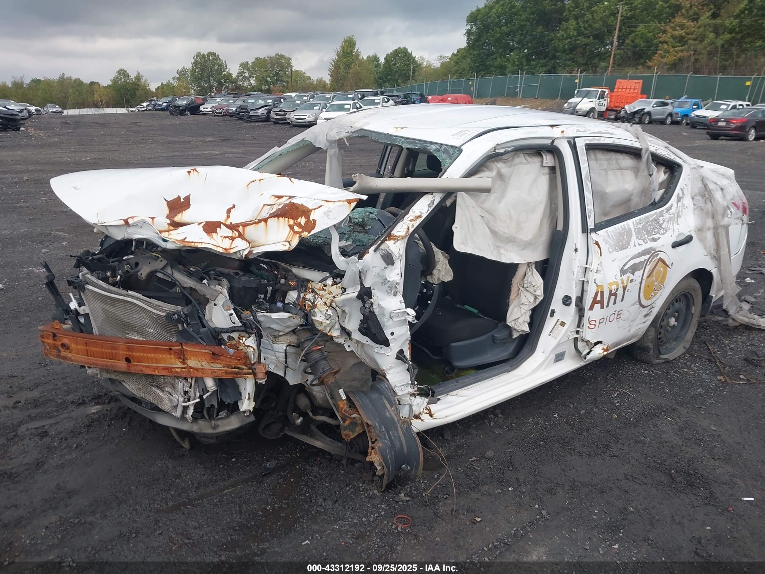 NISSAN VERSA image 2
