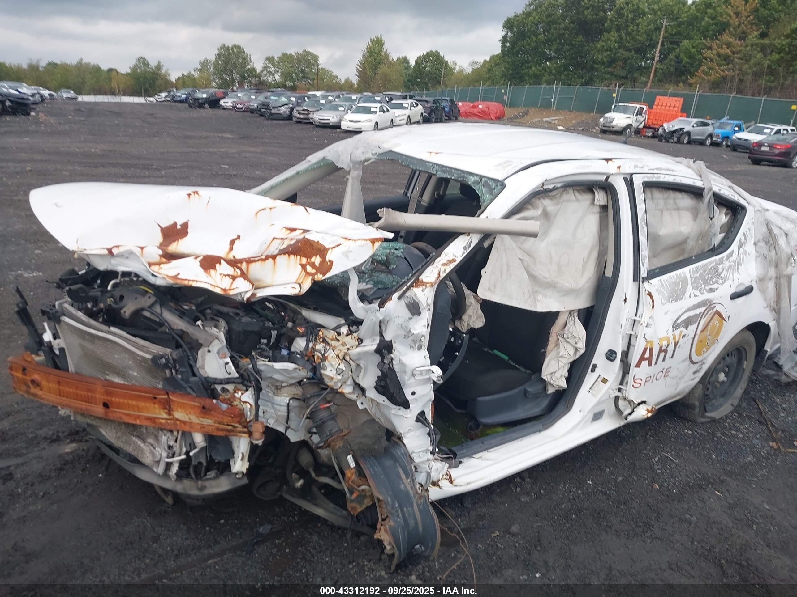 NISSAN VERSA image 6