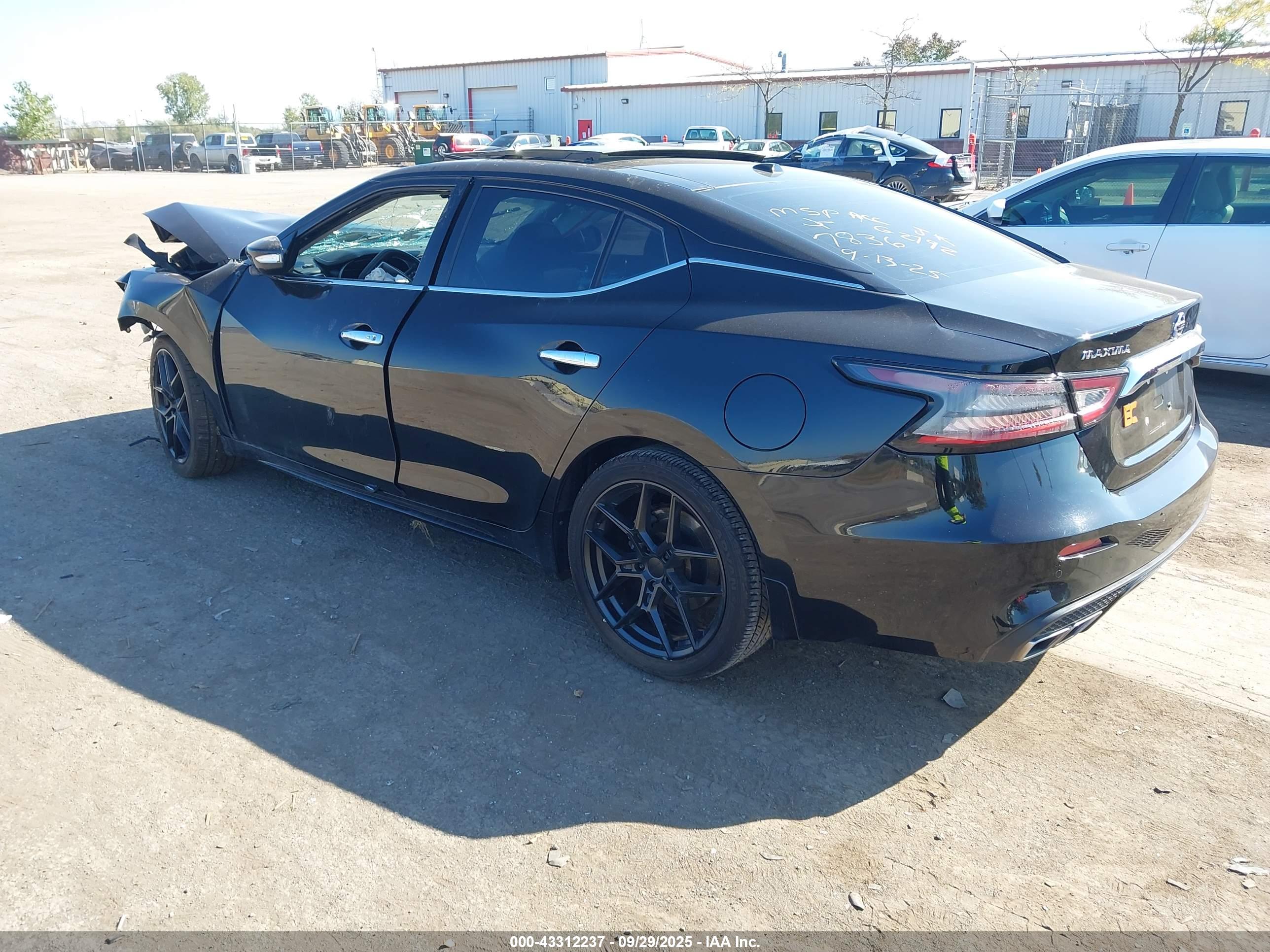 NISSAN MAXIMA image 3