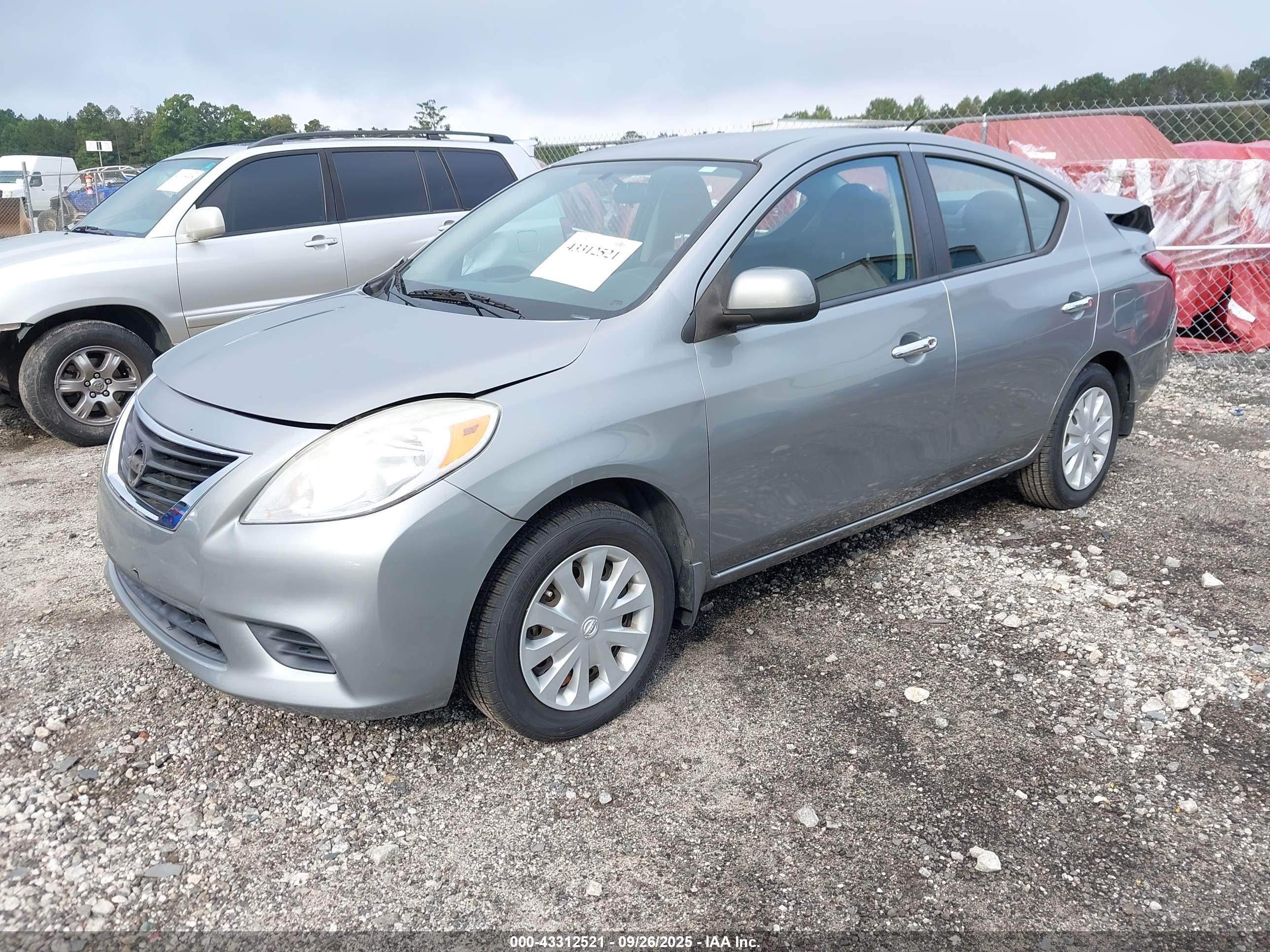 NISSAN VERSA image 2