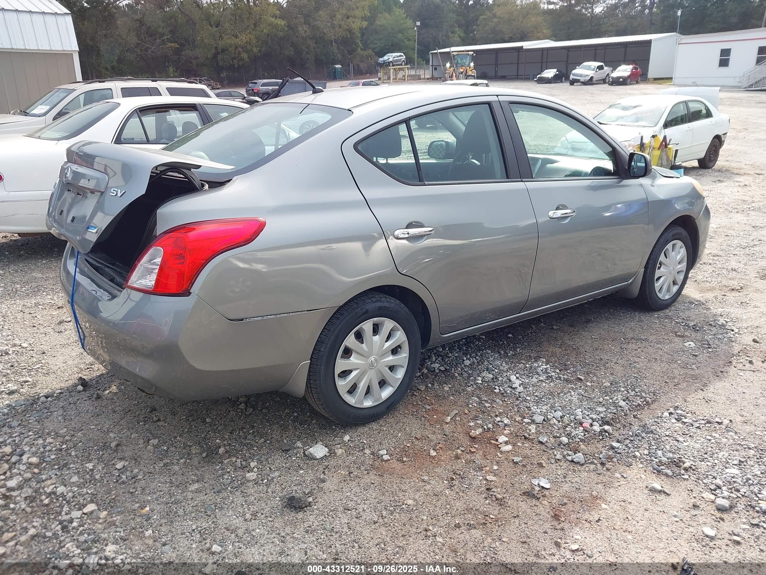 NISSAN VERSA image 4