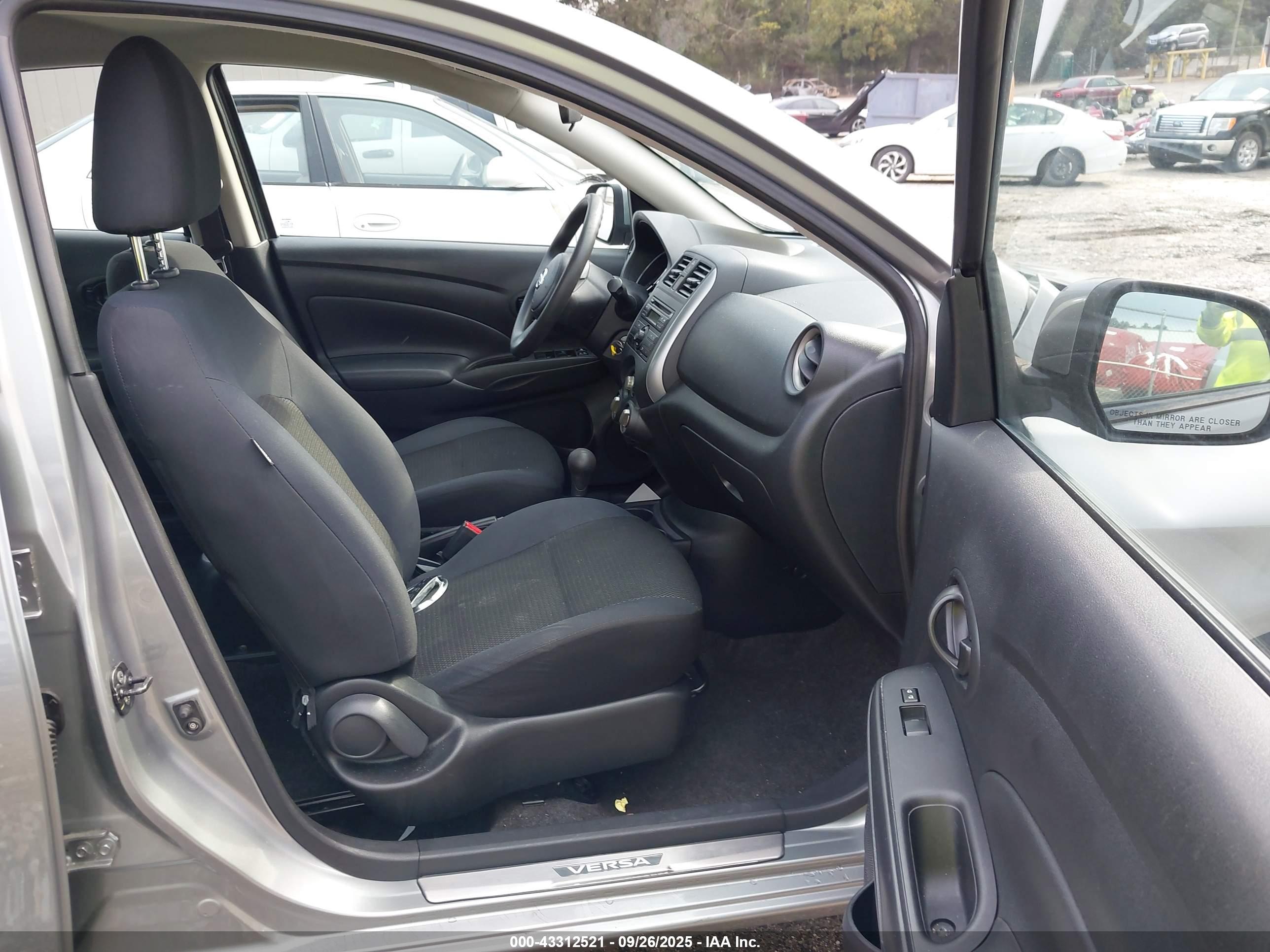 NISSAN VERSA image 5