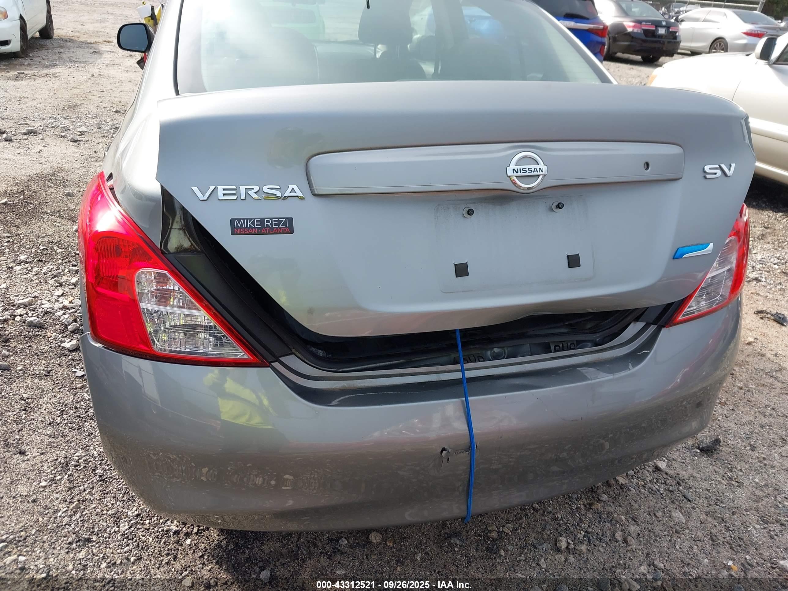 NISSAN VERSA image 6