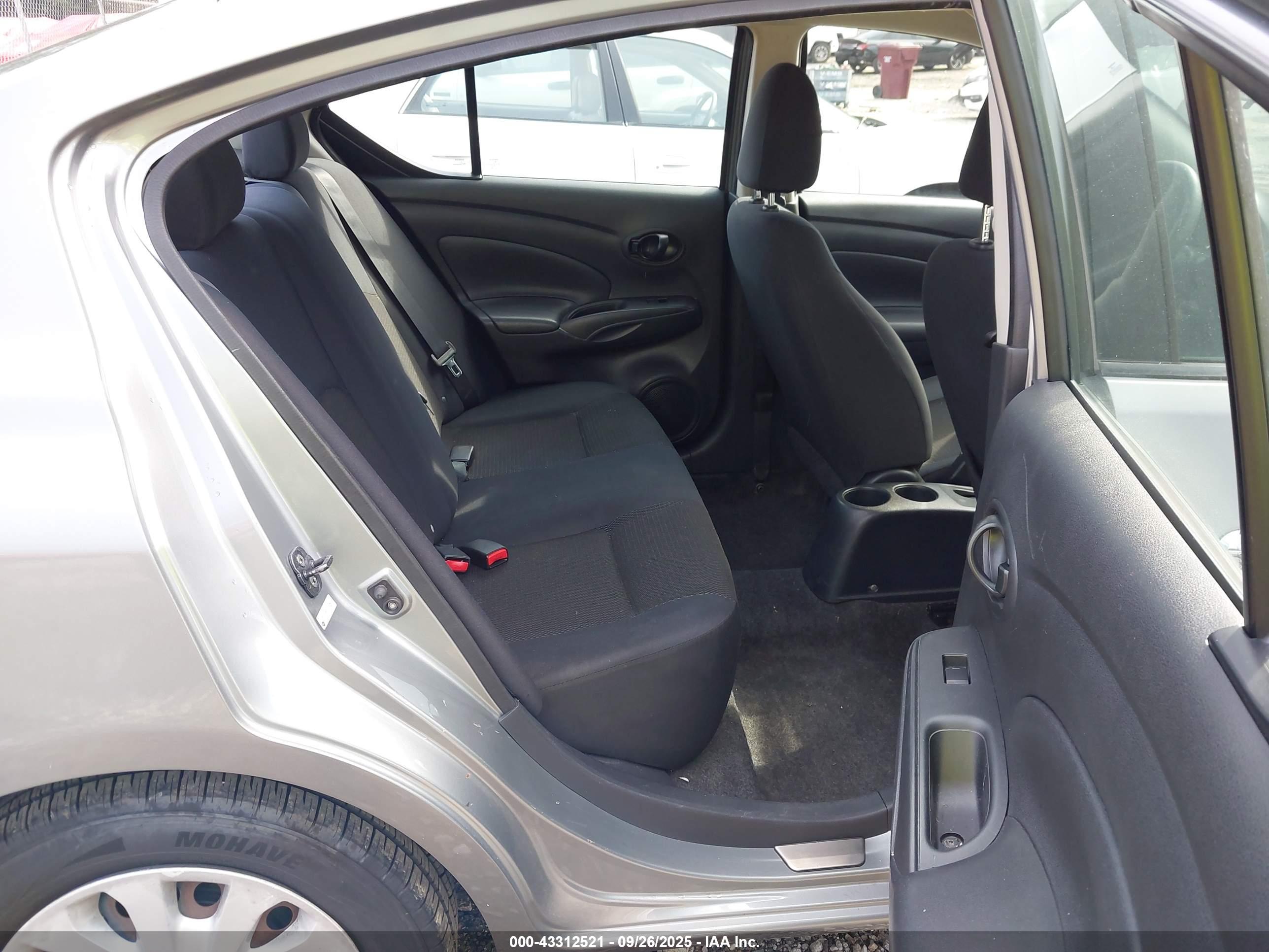 NISSAN VERSA image 8