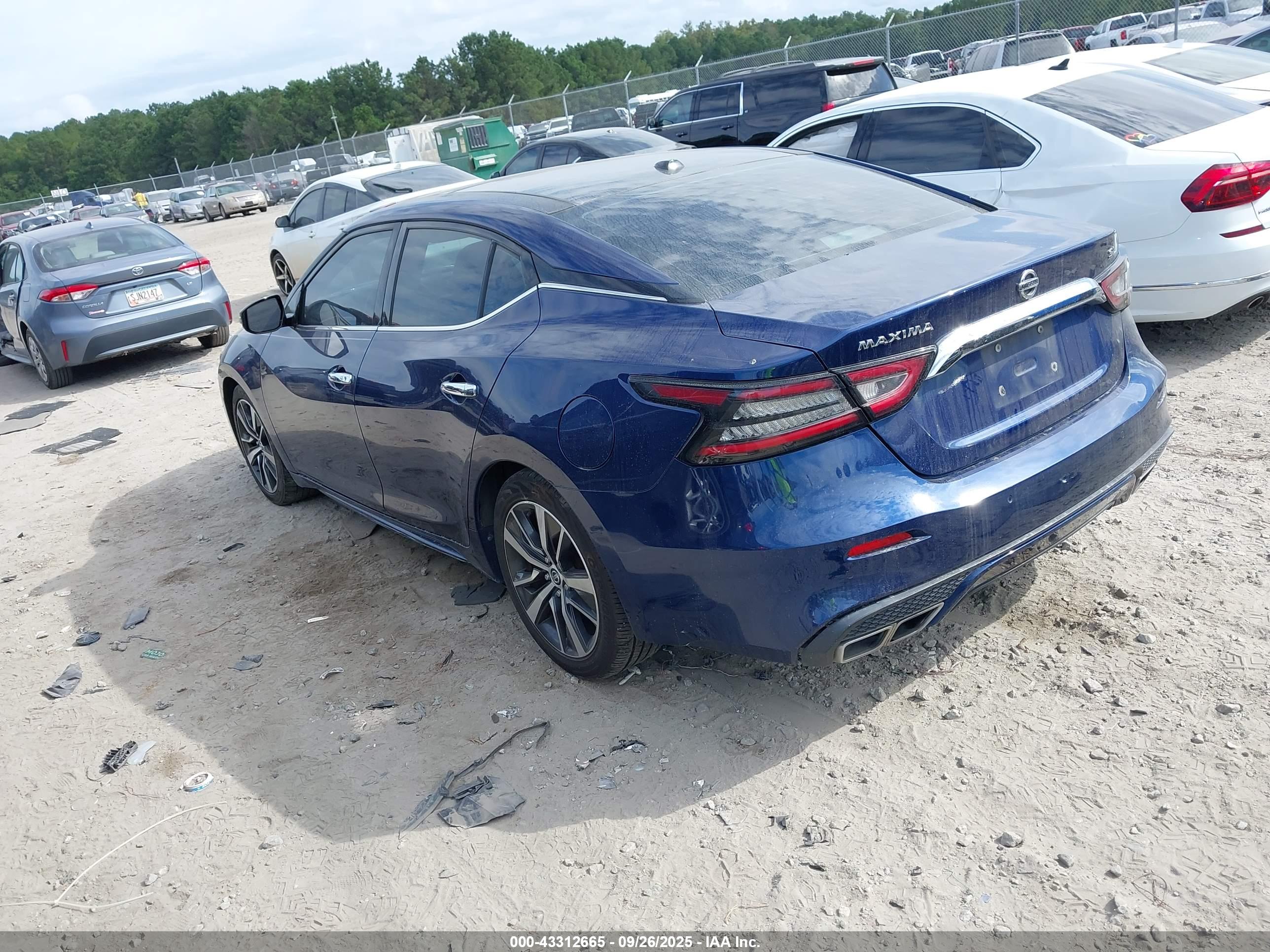 NISSAN MAXIMA image 3