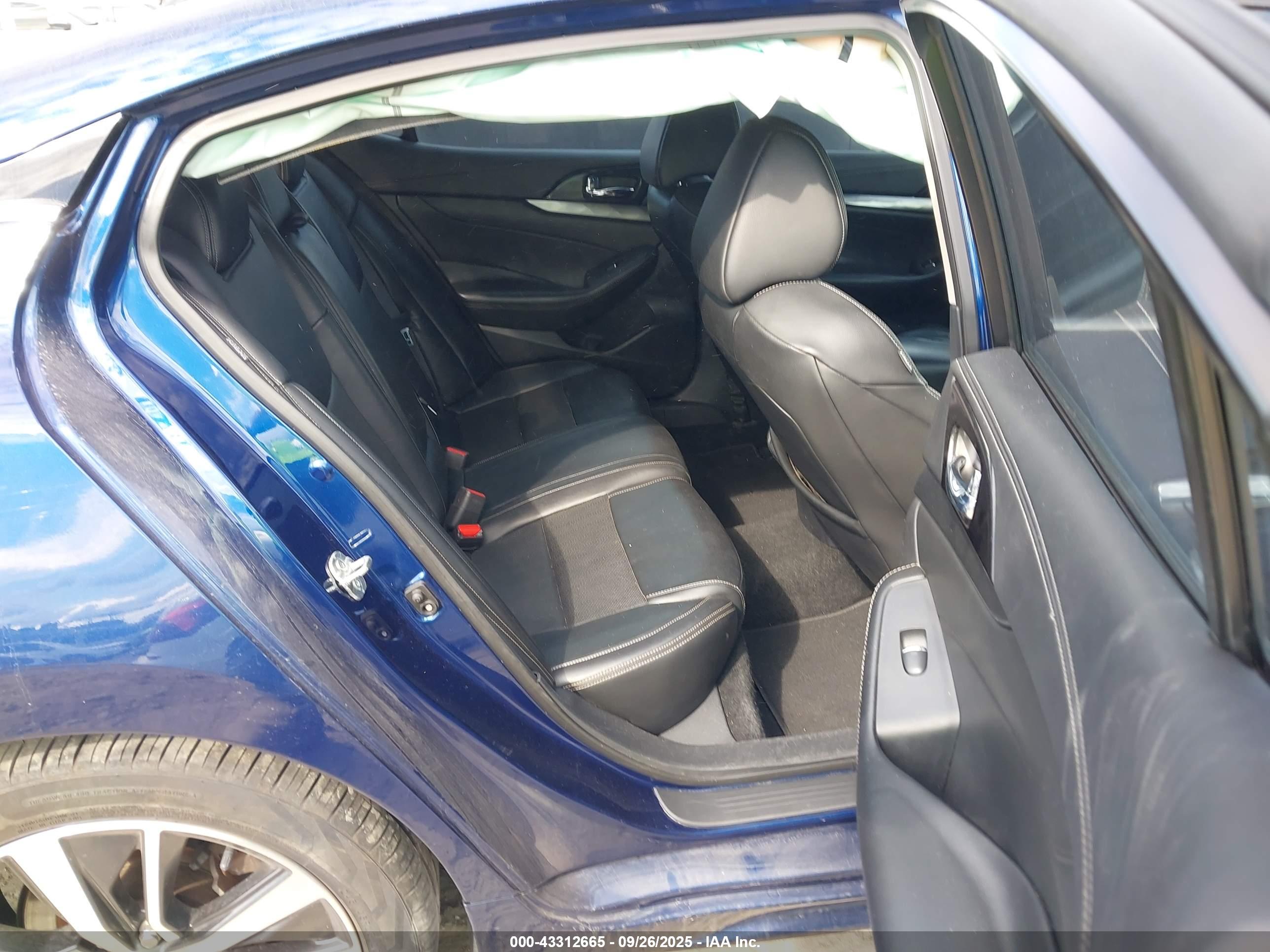 NISSAN MAXIMA image 8