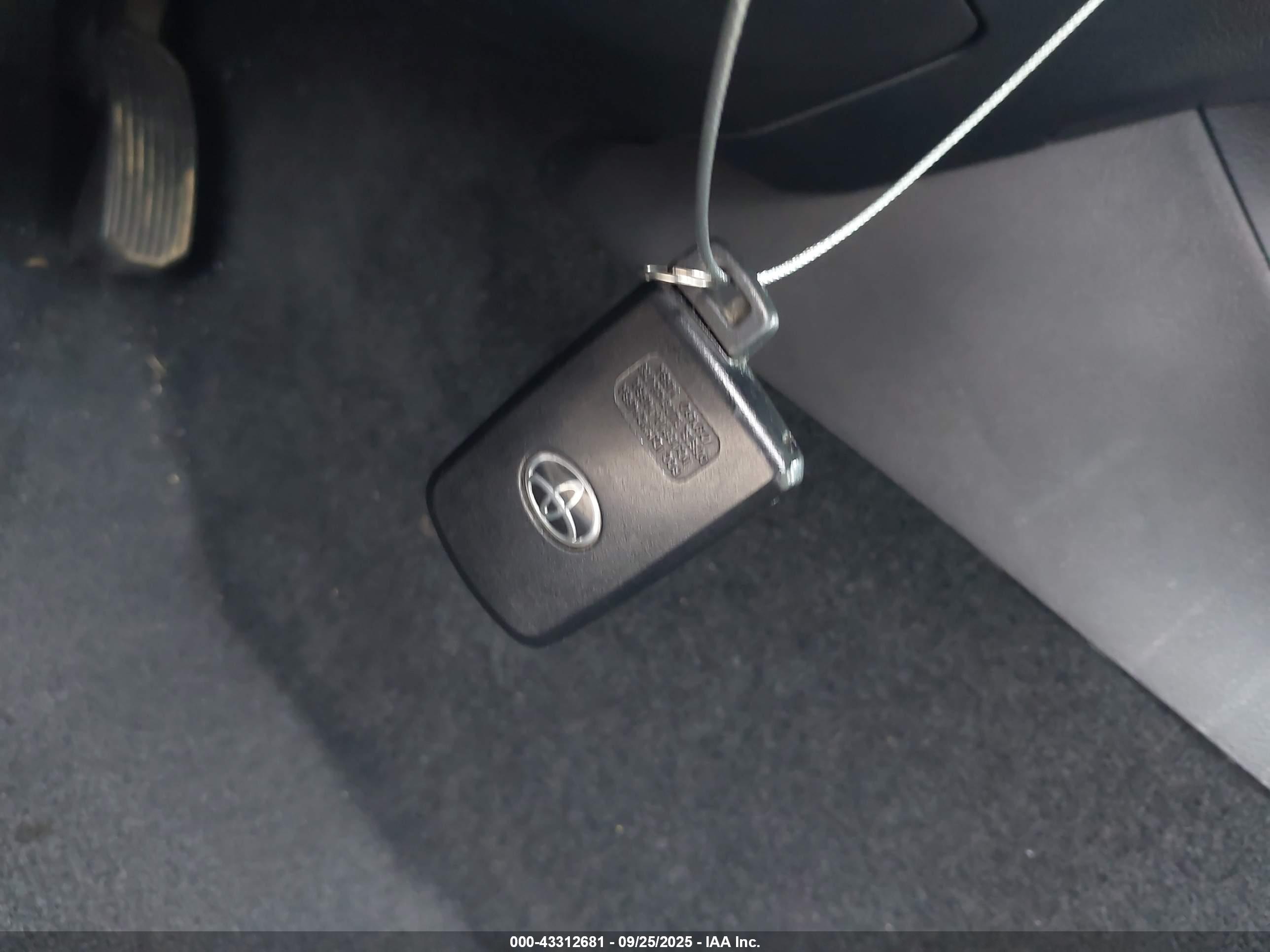 TOYOTA AVALON image 11