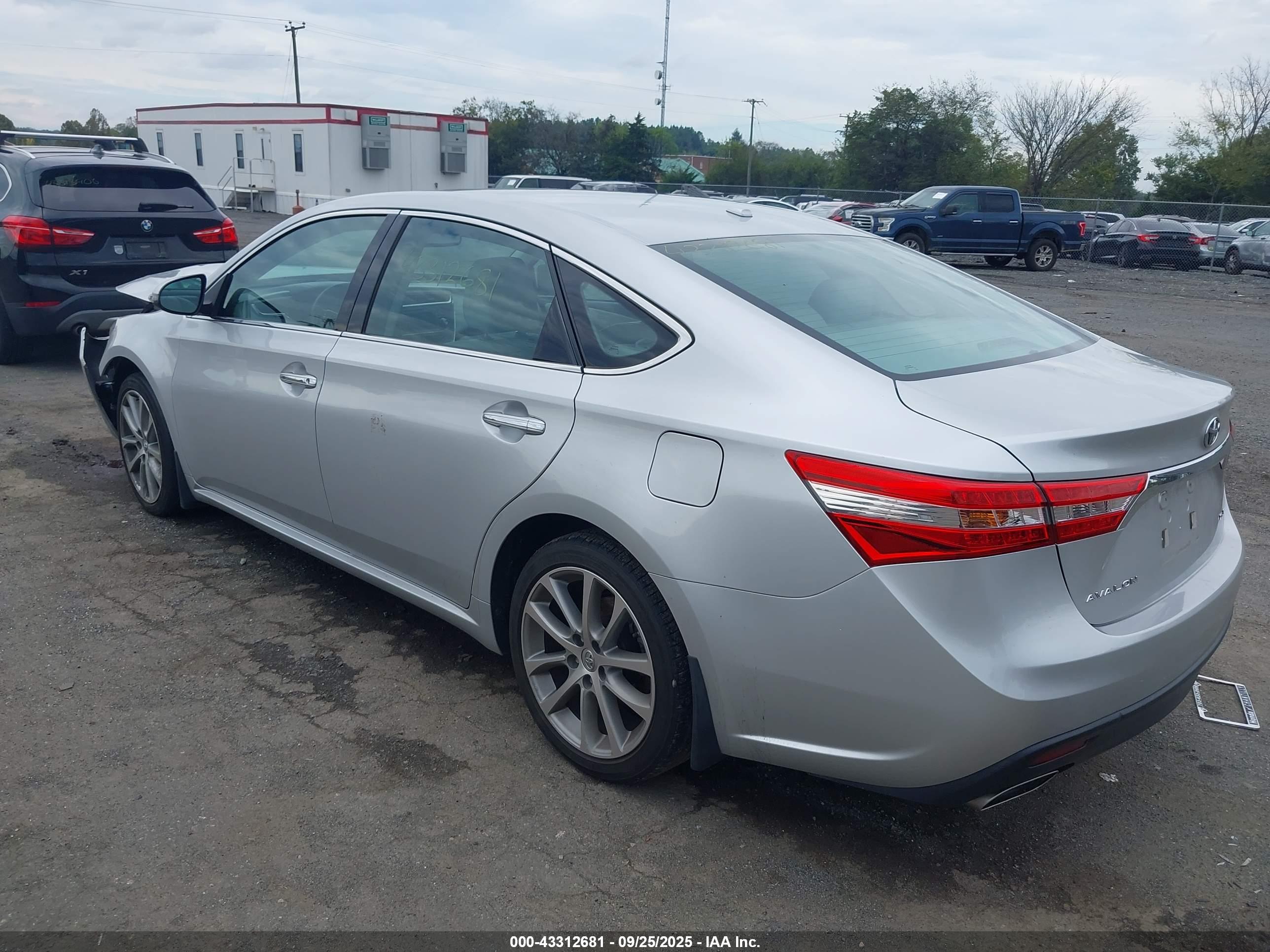 TOYOTA AVALON image 3