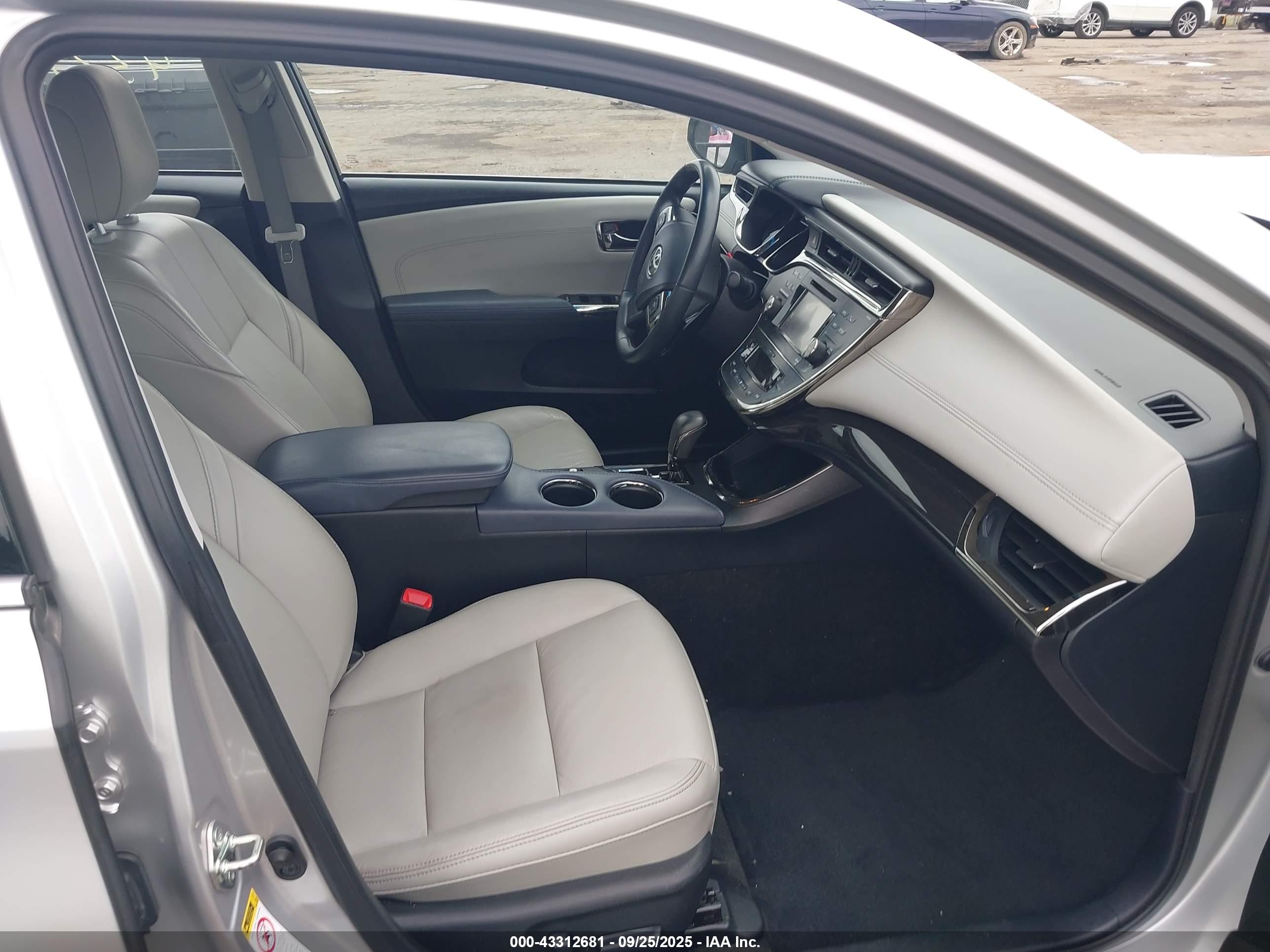 TOYOTA AVALON image 5