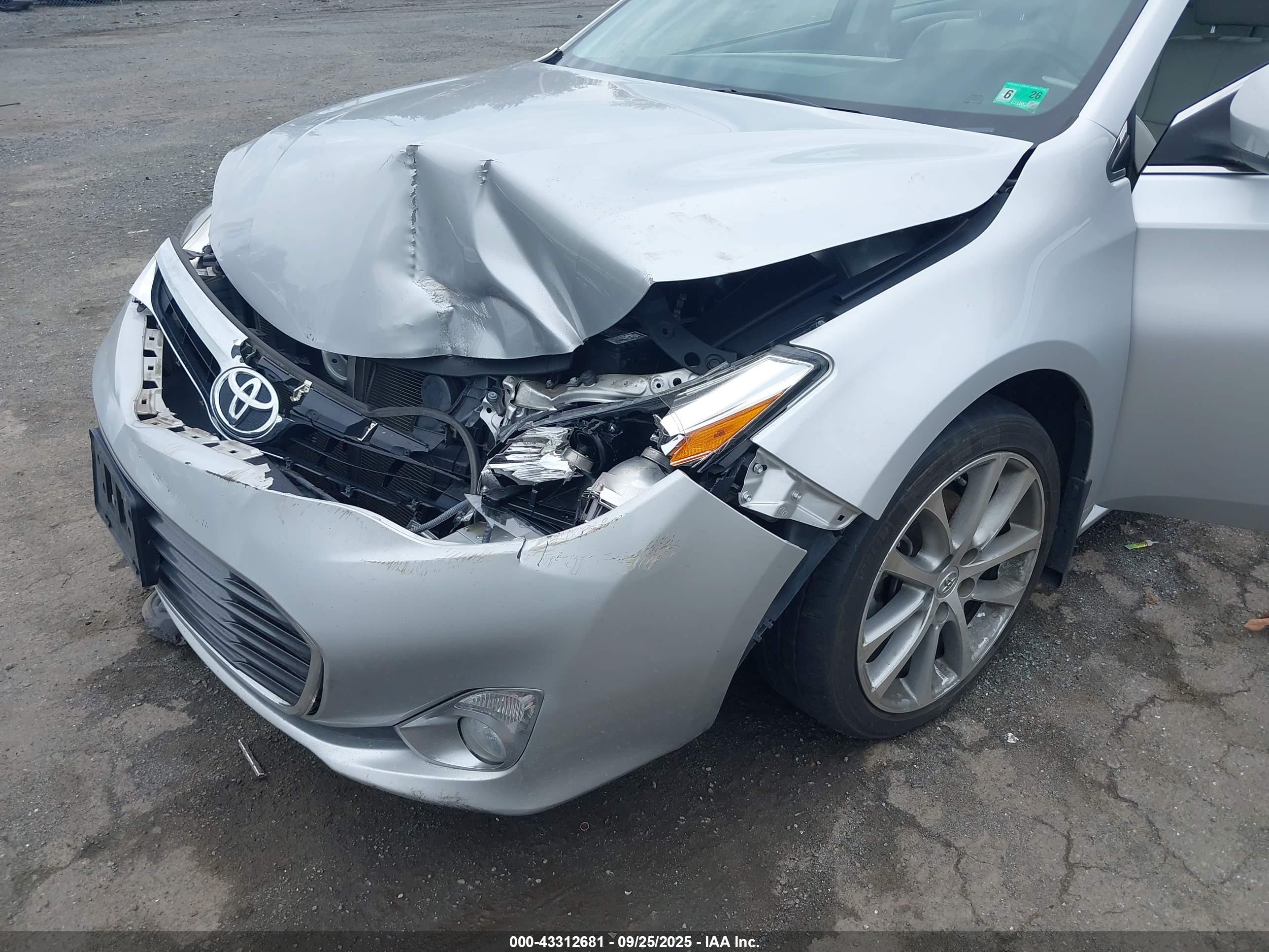 TOYOTA AVALON image 6