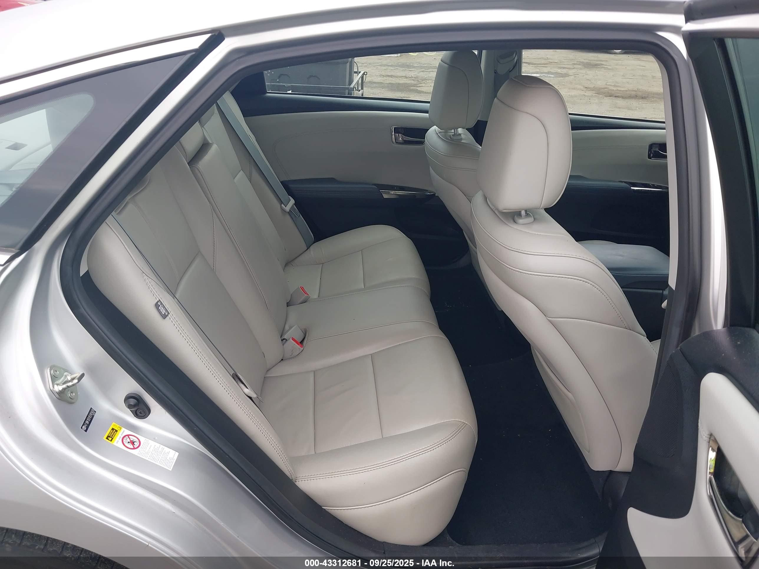 TOYOTA AVALON image 8
