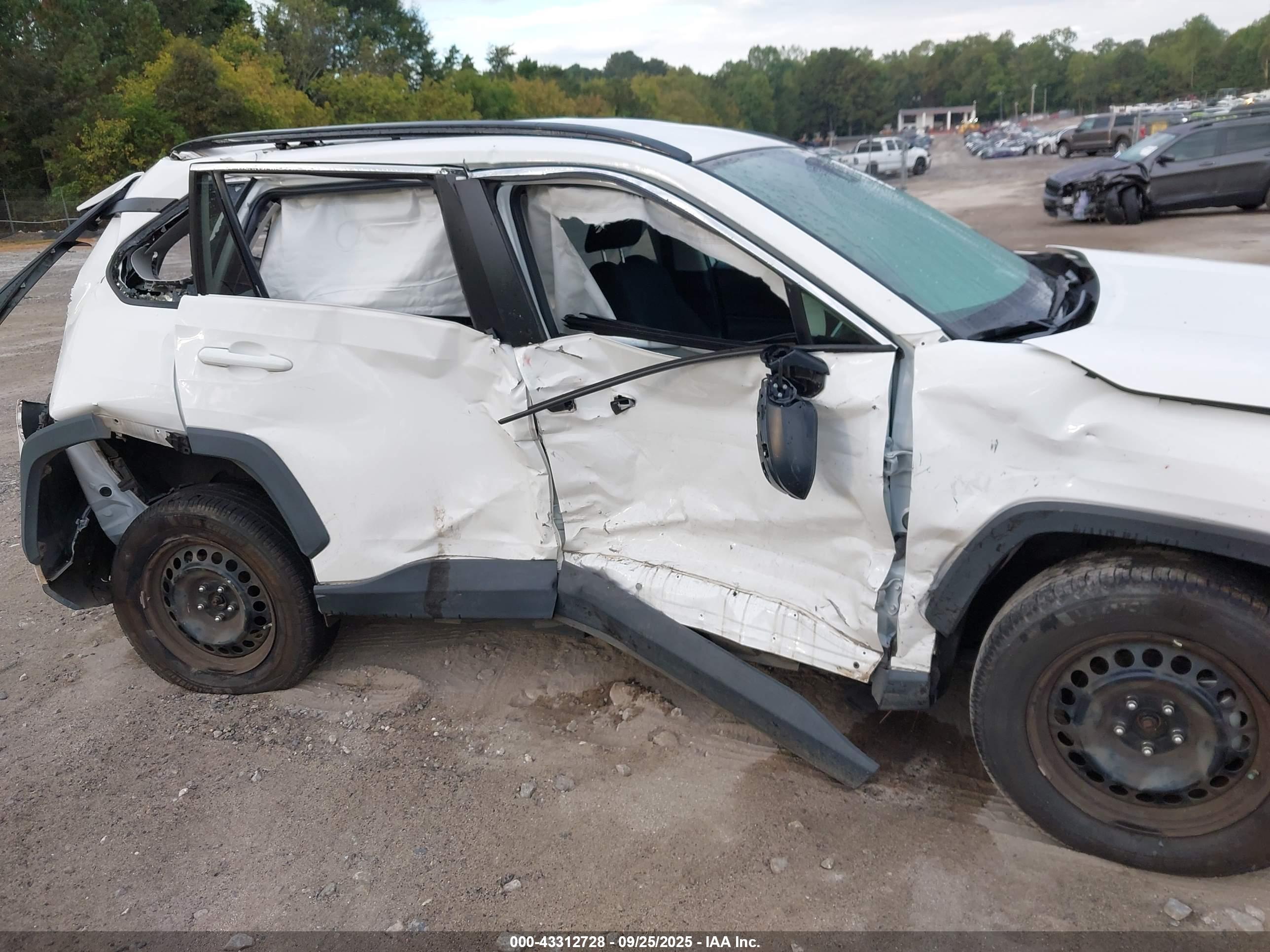 TOYOTA RAV4 image 6