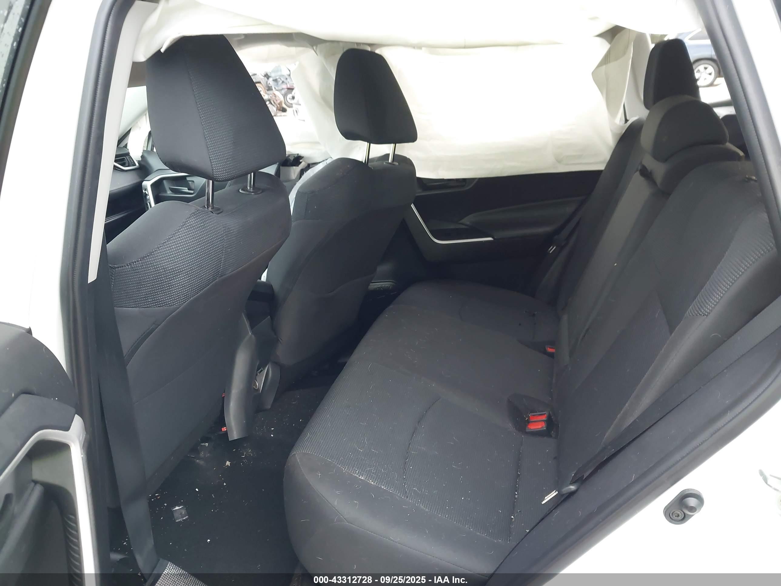 TOYOTA RAV4 image 8